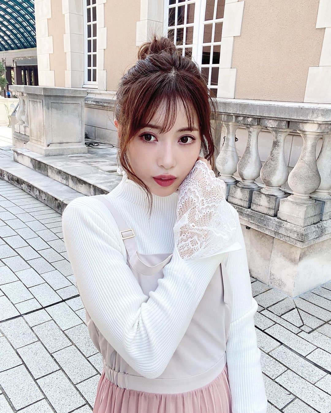 MICOAMERIのインスタグラム：「.﻿ 上品に着れるニットトップス🌹💓﻿ ﻿ 袖先レースがナチュラルに高見え◎﻿ デートやお呼ばれシーンにも♡﻿ ﻿ #micoameri#ミコアメリ#舟山久美子#くみっきー#モテコーデ #モテ服#大人かわいい#ニット#モテニット」