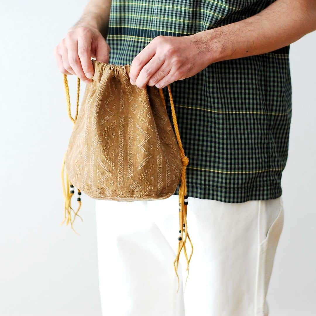 のインスタグラム：「［#21SS］ SEVEN BY SEVEN / セブンバイセブン "GEOMETRIC DRAWSTRING BAG - Small - Collaborated by RoosterKing&Co." ¥15,400- _ 〈online store / @digital_mountain〉 https://www.digital-mountain.net/shopbrand/000000013161/ _ 【オンラインストア#DigitalMountain へのご注文】 *24時間受付 *14時までのご注文で即日発送 *1万円以上ご購入で、送料無料 tel：084-973-8204 _ We can send your order overseas. Accepted payment method is by PayPal or credit card only. (AMEX is not accepted)  Ordering procedure details can be found here. >>http://www.digital-mountain.net/html/page56.html  _ #SEVENBYSEVEN #セブンバイセブン _ 本店：#WonderMountain  blog>> http://wm.digital-mountain.info _ 〒720-0044  広島県福山市笠岡町4-18  JR 「#福山駅」より徒歩10分 #ワンダーマウンテン #japan #hiroshima #福山 #福山市 #尾道 #倉敷 #鞆の浦 近く _ 系列店：@hacbywondermountain _」