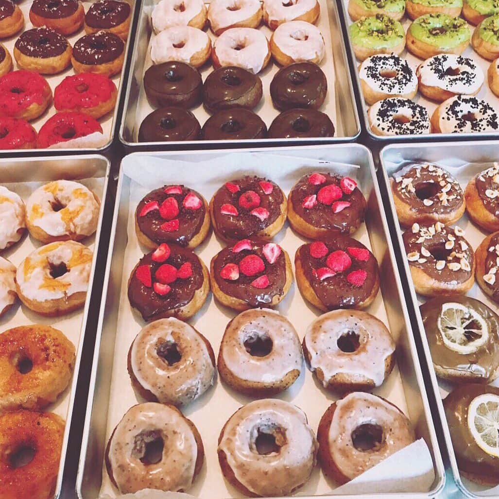 手紙社のインスタグラム：「【2/7(日)HUGSY DOUGHNUTがやってくる！／灯りと紅茶、ときどき焼き菓子 at 手紙舎吉祥寺店】﻿ ﻿ ほんのり甘いふわふわのドーナツはもちろん、それを作るお二人のお人柄も相まって、パッとその場を明るく元気にしてくれる手紙舎おなじみ「HUGSY DOUGHNUT」が、焼き菓子フェアの第３弾として、2月7日に吉祥寺店にやってきます！！﻿ ﻿ えっ、ドーナツって「焼き菓子」なの？「揚げ」じゃなくて？　な〜んてカタイことは言わずに、もふもふドーナツ布団に飛び込むような気分で吉祥寺に遊びにきてくださいね。限定数となりますのでご希望の方はお早めに！﻿ https://tegamisha.com/event/92151/﻿ ﻿ ◎灯りと紅茶、ときどき焼き菓子﻿ 会期：2021年1月27日（水）〜2021年2月21日（日）﻿ 営業時間：10:00–20:00﻿ 場所:吉祥寺パルコ2F (東京都武蔵野市吉祥寺本町1-5-1)﻿ tel：050-5874-2228﻿ ※2/18（木）のみパルコ休館日のためお休み﻿ ﻿ ＜出品作家＞﻿ ◎灯り﻿ ANTISTIC﻿ 暮らしと道具 ユーカリ（1/27、2/9）※1/27分完売﻿ 羽生直記﻿ Ballare﻿ ﻿ ◎紅茶﻿ カメリアニコティー﻿ 紅茶と英国菓子の店チャッツワース﻿ コノハト茶葉店﻿ TAKIBI BAKERY﻿ LIFE SPICE SHOP﻿ ﻿ ◎焼き菓子﻿ 手紙舎（1/27~）※1/27分完売、次回入荷2/10予定﻿ WOLD PASTRIES（1/30 13:00~）﻿ HUGSY DOUGHNUT（2/7）﻿ nécoya BAKESTAND（2/13~）﻿ バターのいとこ（2/15~21）﻿ ﻿ 詳しくは▶︎プロフィールページのリンク「手紙社公式webサイト」→「EVENT INTRODUCTION」→「灯りフェア」へ﻿ ﻿ #手紙社 #手紙舎 #手紙舎吉祥寺店 #tegamisha #吉祥寺 #吉祥寺パルコ #PARCO #灯り #紅茶 #焼き菓子 #ドーナツ #HUGSYDOUGHNUT @hugsydougnut」