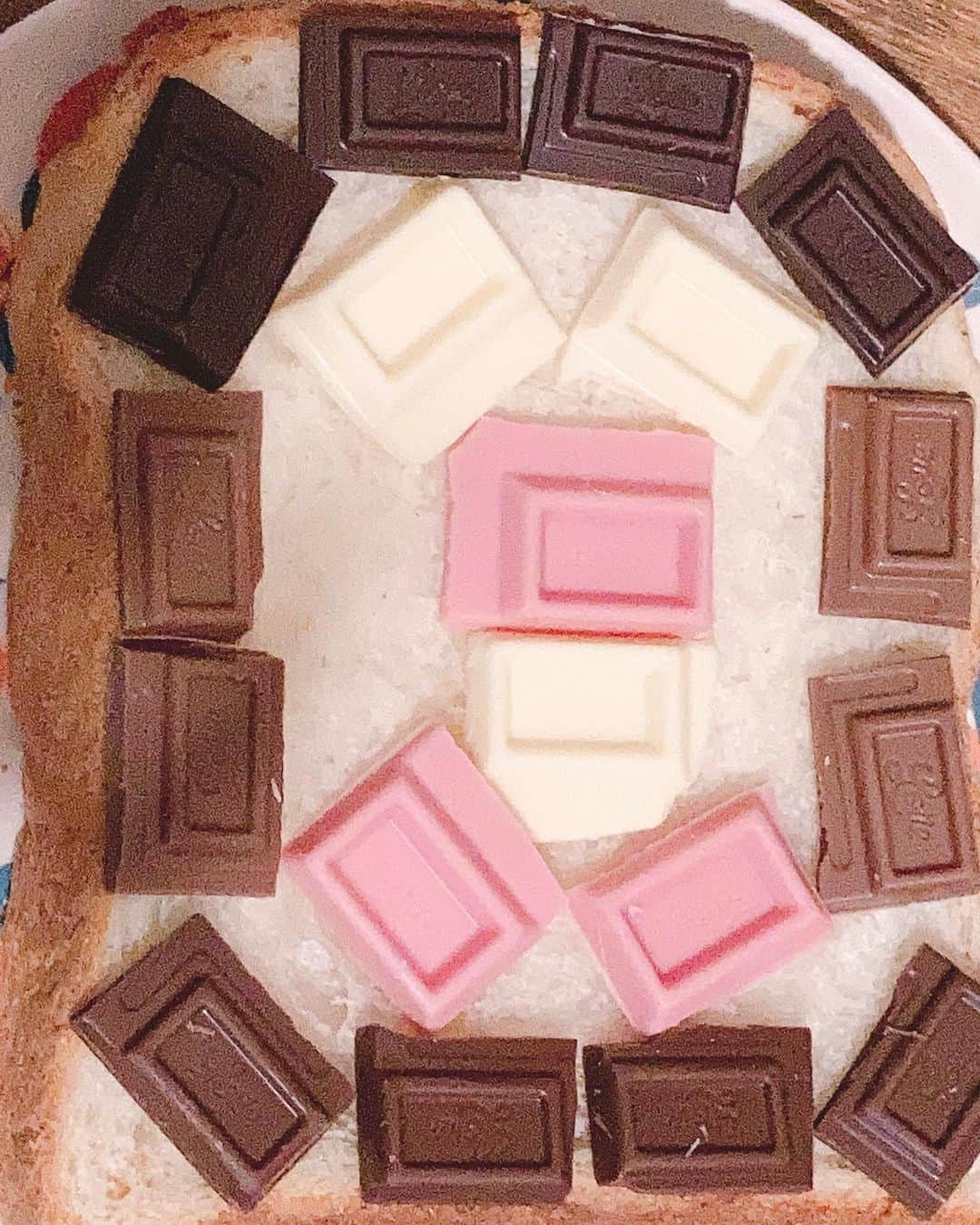 小野晴香さんのインスタグラム写真 - (小野晴香Instagram)「さいこう。  チョコ全種類？(あるだけ)載せて焼いてみた ♡🍫🍞 控えめに言って最高 あまりオススメできるものではない(？)けど かなり甘いもの欲してるときとか オススメだわ  あ少し冷まして食べると更にオイシイよ 😇  ※写真 2枚目が焼く前の画  #チョコレートトースト #Ghana #ミルクチョコレート #ブラックチョコレート (カカオ50% #ローストミルク #ピンクチョコレート #ホワイトチョコレート」2月1日 19時03分 - haaa_ho