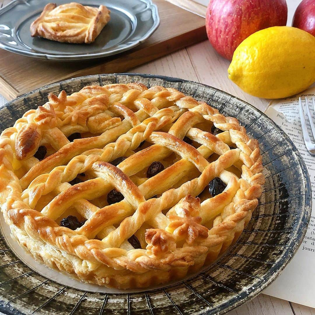 ai ˖◛⁺⑅♡のインスタグラム：「2021.2.1 Bake apple pie ・ 久しぶりに アップルパイを焼きました ・ 甘酸っぱいりんご煮 サクサクのパイ生地 なかなかいい感じに焼き上がったー！ と思ったのに… ・ ・ 娘から 実は私煮たりんごってそんなに 好きじゃないんだよね… と衝撃の告白が…(꒪⌓꒪) ・ ・ 夫と二人で必死に 消費しました・笑！ ・ ・ #パイアート#パイ#アップルパイ#applepie#applepies#pies#apple#りんごパイ#おうちカフェ#pieart#tomiz#wp_deli_japan#igersjp#フーディーテーブル#手作りおやつ#キッチングラム#homemade#sweets#locari#cotta#おうちごはんlover#macaroni#手作りスイーツ#foodpics#foodporn#焼き菓子#パイ生地#こどもと暮らす#こどものいる暮らし#こどものおやつ」