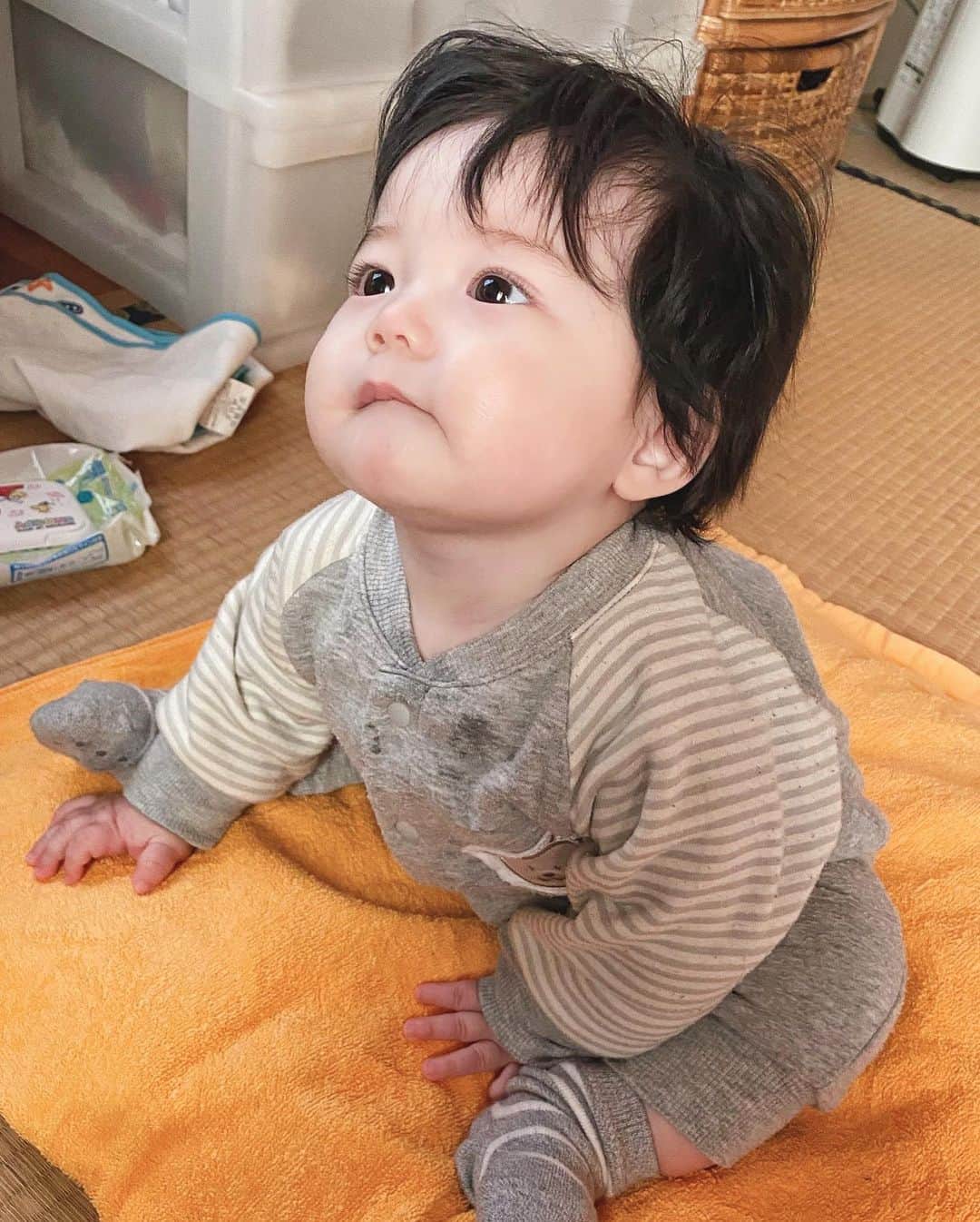 みやこLv.18のインスタグラム：「・ボーッとする薫😏 おっちんはあんまりしないのでレア🙂 自分からは全くしない🥶 パパが座らせて、5秒くらいできるって感じ。 ・ つかまり立ち、伝い歩き、ハイハイはできる。 ・ 身長も伸びひんし😭💧 私とパパが小さいからなんかな❓😔 まじでのびひん😔 悩み😔 ・ 8ヶ月で身長60cm。体重7400g。 どうすれば😭😭😭 ・  #男の子ベビー　#男の子ママ　#令和2年ベビー　#ベビーモデル　#オムツモデル #親バカ部　#ママさんと繋がりたい　#赤ちゃんのいる生活　#ベビスタグラム　#6ヶ月ベビー　#育児記録　#コドモノ　#ベビフル　#ままのて　#ママリ　#赤ちゃんモデル　#サロンモデル  #ママモデル　#お洒落さんと繋がりたい　#いいね返し」