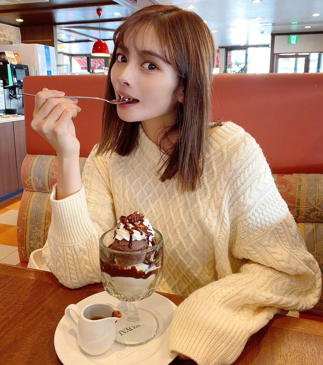 得あゆさんのインスタグラム写真 - (得あゆInstagram)「パフェは可愛くなるための栄養🍫🍨 だから一口もあげないよ！笑 ・ たまたま近くでどこもお店がやってなくてロイホした時の🤍 @royalhost_official ・ ・ ・ ・ ・ ・ ・ ・ ・ ・ ・ ・ ・ ・ ・ ・ ・ ・ ・ ・  #ロイヤルホスト#ロイホ#パフェ#ファミレス#カフェ#カフェ巡り#冬コーデ#ニットコーデ#冬服#ニット#お洒落#インスタ映え#カメラ女子#デート#大人可愛い#大人カジュアル#オトナ女子#チョコレート#アイスクリーム#パフェ巡り#パフェ活#甘党#レストラン#ランチ#knit#cafestagram#familyrestaurant#restaurant#parfait#chocolatelover」2月1日 19時06分 - tokuayu819