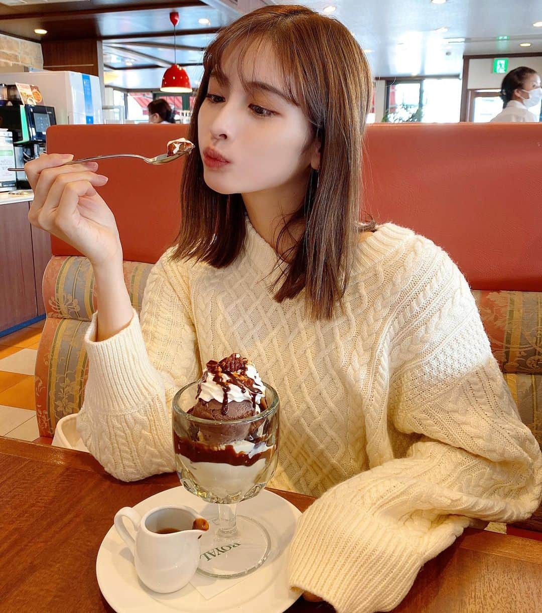 得あゆさんのインスタグラム写真 - (得あゆInstagram)「パフェは可愛くなるための栄養🍫🍨 だから一口もあげないよ！笑 ・ たまたま近くでどこもお店がやってなくてロイホした時の🤍 @royalhost_official ・ ・ ・ ・ ・ ・ ・ ・ ・ ・ ・ ・ ・ ・ ・ ・ ・ ・ ・ ・  #ロイヤルホスト#ロイホ#パフェ#ファミレス#カフェ#カフェ巡り#冬コーデ#ニットコーデ#冬服#ニット#お洒落#インスタ映え#カメラ女子#デート#大人可愛い#大人カジュアル#オトナ女子#チョコレート#アイスクリーム#パフェ巡り#パフェ活#甘党#レストラン#ランチ#knit#cafestagram#familyrestaurant#restaurant#parfait#chocolatelover」2月1日 19時06分 - tokuayu819