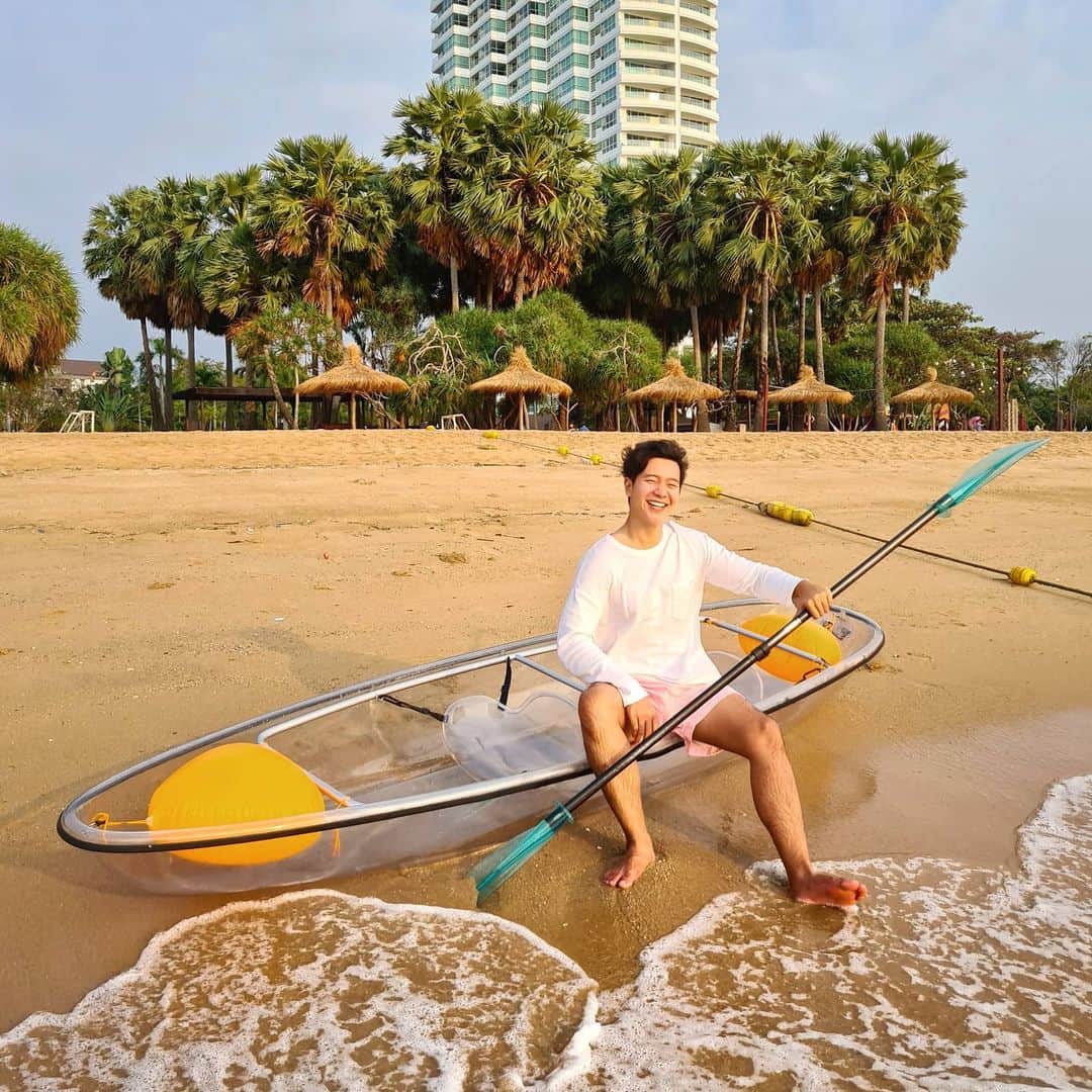 アイス・サランユーのインスタグラム：「นึกถึง Water Sport บนหาดจอมเทียน พัทยา  นึกถึง @botanybeach  📍มี Pro เด็ด ที่พัก ด้วย Click เลย  📌ปล จากข่าวเรื่องคำสั่งปิดโรงแรม เป็นคำร้องขอของผู้ประกอบการโรงแรมส่วนหนึ่งที่มีความประสงค์ต้องการให้รัฐสั่งปิดชั่วคราว เพื่อที่พนักงานโรงแรมจะได้รับการเยียวยาจากประกันสังคม  📍ตอนนี้ มีการยกเลิกคำสั่ง คกก.โรคติดต่อจังหวัดชลบุรี ที่ 3/2564 ลงวันที่ 11 ม.ค. 2564 หมายถึง ยกเลิกจุดตรวจ ด่านคัดกรองทั้ง 17 จุดในพื้นที่จังหวัดชลบุรี  ตั้งแต่วันที่ 1 ก.พ. 2564 เป็นต้นไป」