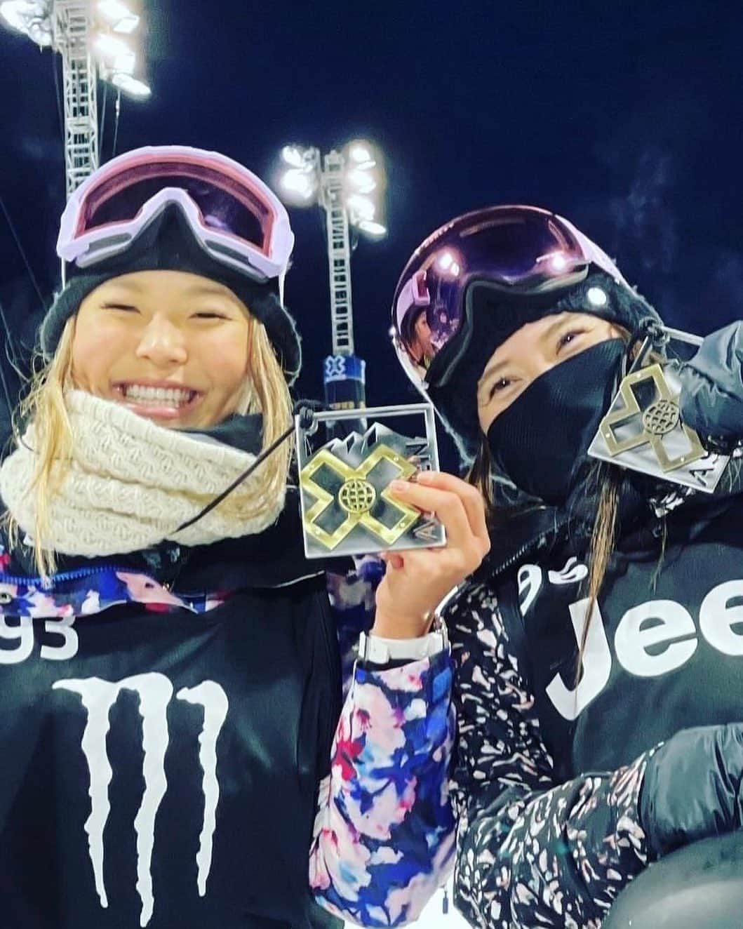 松本遥奈のインスタグラム：「🌏 I love sports because I get to know athletes from overseas.  TEAM @roxy  TEAM @oakleysnowboarding  スポーツを通じて海外の選手と仲良くなれるのが、スポーツの良いところ😉 @xgames 🙏 #roxy #roxysnow  #oakleysnowboarding」