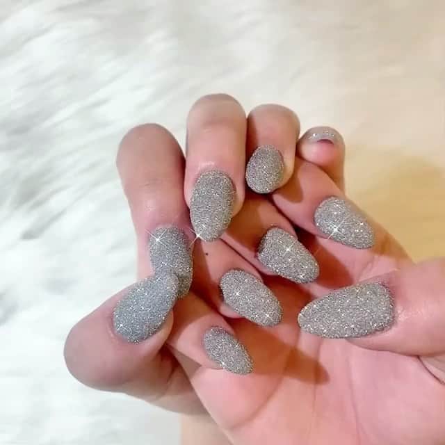 のインスタグラム：「어플 안쓴 실사✨‼️‼️ 온오프젤의 광빨은!!✨✨✨ 정말 쵝오네요‼️ 인정‼️  Repost @enha_nail ・・・ 𝐄𝐍𝐇𝐀 𝐧𝐚𝐢𝐥   어플 안쓴 실사입니다😍😍 열손토비 아크릴 연장후 #온오프젤  로 마무리💛 반짝반짝 다이아몬드 가루가  뿌려진갓 같아요  ◽위생&소독필수 ◽1:1 예약제시술 ◽당일취소 및 노쇼 방지를 위해 신규 고객님에 한해서 예약금 2만원을 선입금 받고 있습니다. (->기존 회원님 당일 취소 및 노쇼시 회원권에서 2만원 자동차감 되십니다.) ⠀ ⠀ ⠀ ⠀ ▪Open 11:00-22:00PM [연중무휴] ▪1:1예약제 네일살롱 ▪카카오톡 ; JWNAIL12 ▪카카오플러스 ; 엔하네일 ⠀ 예약방법 성함 : 번호 : 예약시간 : 시술종류 : 원컬러/디자인/원하시는 아트 젤제거여부 : 카카오톡&카카오플러스 모두 예약 가능합니다♡   ⠀ ⠀」