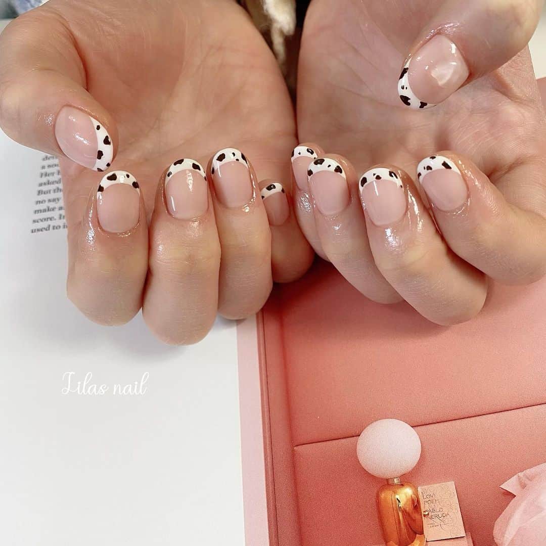 makoのインスタグラム：「* お土産までありがとうございました🥺🤍 2月も宜しくお願いします🌷 #girlynail #ガーリーネイル #ミラーネイル #glitternail #젤네일 #젤네일아트 #젤네일전문 #フレンチガーリー  #ギンガムチェック #ギンガムチェックネイル #オーダーチップ #ブライダルネイル #ワイヤーネイル  #セルフネイル #스누피네일아트 #左右非対称ネイル #ちょうちょネイル #蝶々ネイル #ヴィンテージネイル #水滴ネイル #オーロラネイル #フレンチネイル #冬ネイル #マットネイル #韓国ネイル」