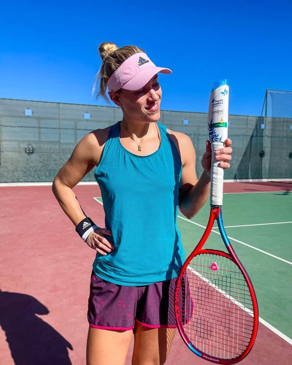 アンジェリーク・ケルバーさんのインスタグラム写真 - (アンジェリーク・ケルバーInstagram)「Working out under the sun puts a lot of stress on my hair & scalp. I use Head & Shoulders Suprême for beautiful hair and to prevent dry scalp 🏜. @headandshoulders_de   Beim Training in der Sonne kommen meine Kopfhaut und ich ganz schön ins Schwitzen. Für schönes Haar und gegen trockene Kopfhaut 🏜 beuge ich mit Head & Shoulders Suprême vor. @headandshoulders_de #anzeige」2月1日 19時09分 - angie.kerber