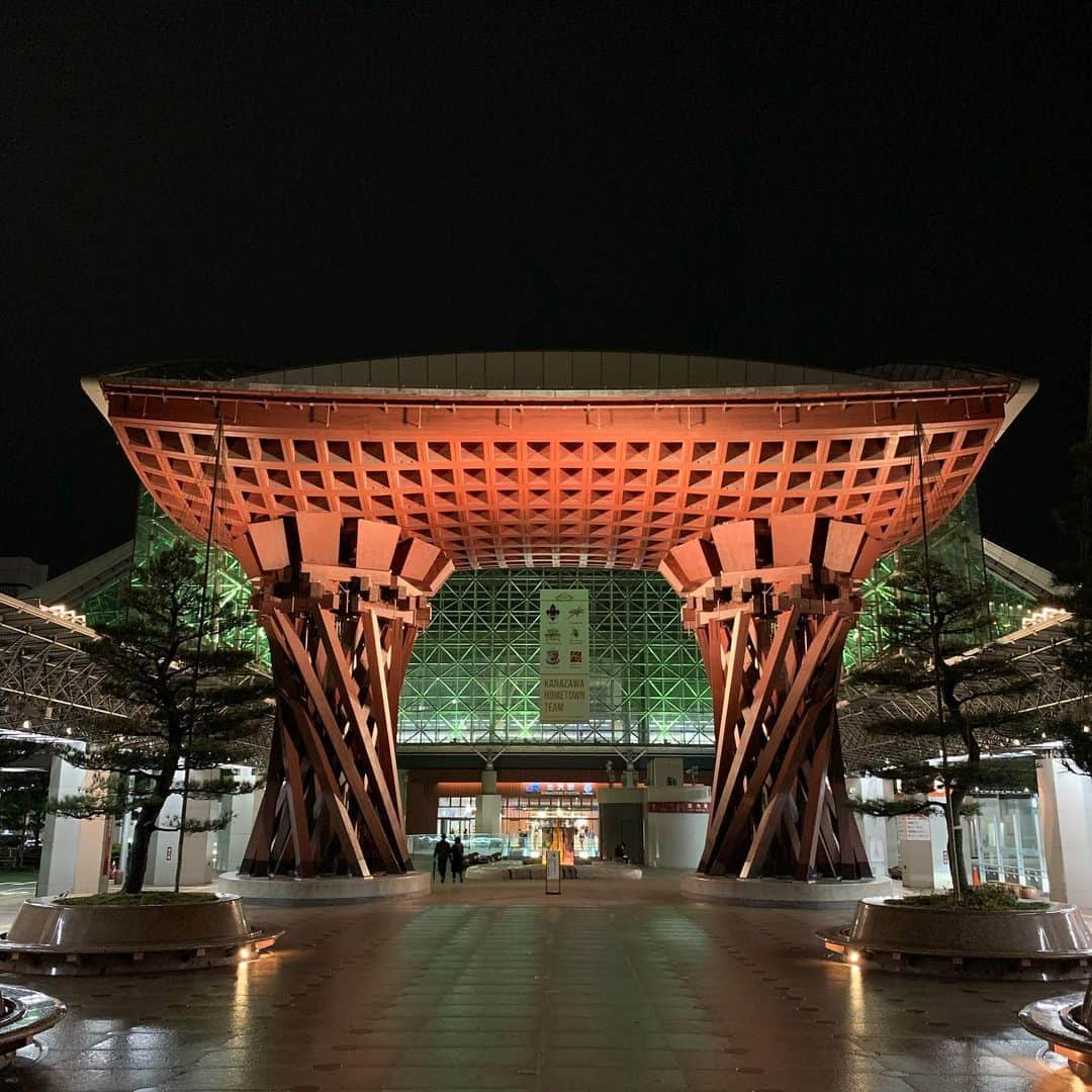 福西崇史さんのインスタグラム写真 - (福西崇史Instagram)「. 金沢駅 鼓門✨ . もう東京に帰ってきてますが、 コロナ落ち着いたら、 金沢でゆっくりしたいなぁ〜☺️ . #金沢 #金沢駅 #鼓門 #ライトアップ #写真」2月1日 19時10分 - takashi_fukunishi