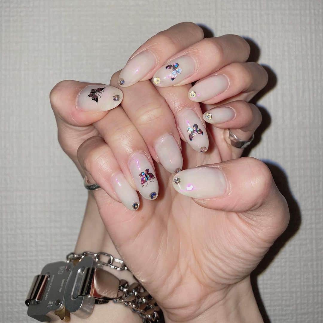 のインスタグラム：「ネイル💅 今回は爪の形かえた！ 🦋モチーフかわいい〜 まいさん @maishimizu___  ありがとうございました😊  #inthink」