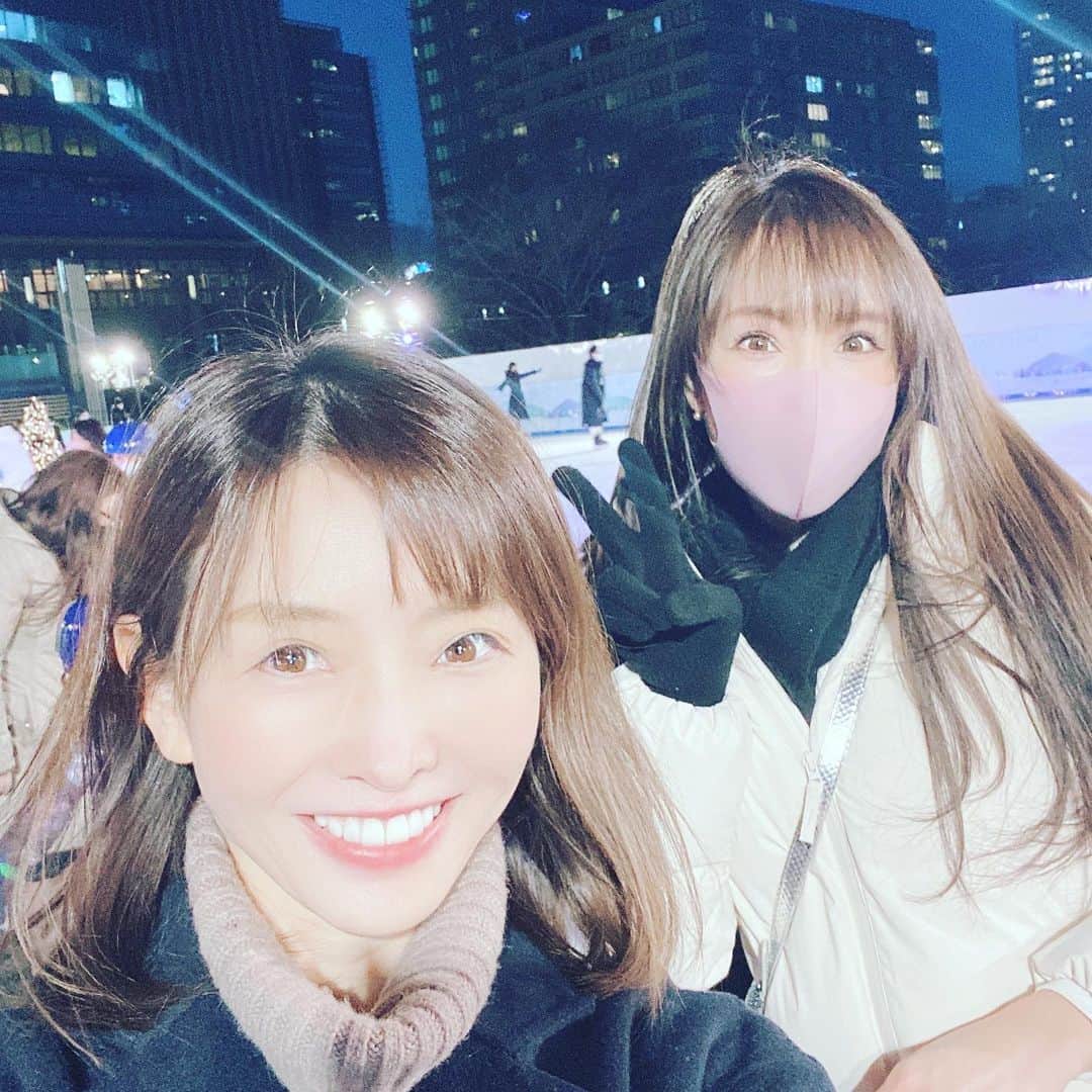 高村凛のインスタグラム：「なっちゃんと子供たちとスケート❣️ @六本木ミッドタウン  すごーく楽しかった❣️✨ なかなか子供５人連れて行けないから助かりました❤️✨  5歳以下の子は、二枚刃の靴にして滑れたよ😊✨  #iceskating  #roppongimidtown  #アイススケート」