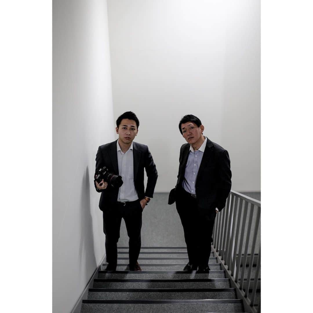 のインスタグラム：「◣◥◣ポトレ企画 11人目◥◣◥  尾山さん。モノクロ風に 大人の渋みをイメージしてみました。  >>>>>>>>>>>>>>>>>>>>>> そのほかの写真は ▶︎尾山アナ @oyama_ken1_ytv  ▶︎アナ公式 @ytvana_official のアカウントでご覧いただけます <<<<<<<<<<<<<<<<<<<<<<  #ytv #読売テレビ #アナウンサー  #photography #photo #5dmarkiv  #portraitphotography #portrait  #東京カメラ部 #ポートレート  #尾山憲一 #スポーツ #階段」