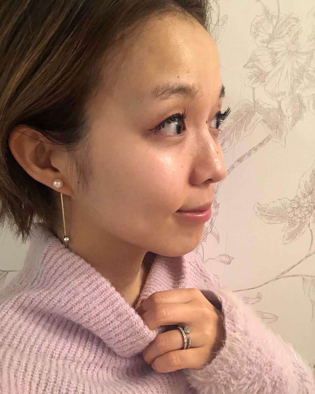のインスタグラム：「nofilter no makeup🤦‍♀️ 普通カメラのメイクなし、絶対さらしたくないどすっぴんをそのままどーん‼️とごめんなさい🤣  でもね、結構前ですが、ご近所さんにすんごい良いサロンさんがあって、これはもう加工なしでお伝えしたい❣️  国内初水玉リフティング  salon varyサロンヴェアリー広尾 🌹  水玉リフティングとは、通常のエステサロンでは届かない肌の深層部にまで行き届いて、肌の水分タンク量をあげてくれる♡  加齢や紫外線、乾燥、マスクによる擦れで、肌の水分タンクはどんどん小さくなっていって、ニキビやたるみ、クマなどの肌トラブルに… どんなに良い化粧品を使っても、肌本来が水分を保持できなくなると意味もない😣  Afterをみるとわかるように 肌がいきいきとしてるでしょ！ 施術後は手が吸い付く肌の潤い！ そして痛みもなく、水玉リフティングだけだと1時間もかからないので、お子さんのいる方や、長く施術はいまはうけたくないな…という方にもおすすめです (ノーマルカメラのBefore、ジェルもついてるし化け物みたいじゃないか👻もうだれもつっこまないで笑)  ちなみに妊婦さん、授乳中の方もオッケー❤︎  アンチエイジング、疲れたママの肌やマスク生活でニキビや乾燥が気になる方、スキンケアの見直しとともに水玉リフティングは超おすすめ！  ちなみに、この水玉リフティングができる機械があるのは、このサロンさんだけだよ🌸  しかも超プライベート個室というかんじで、感染対策は万全です‼️他のお客様とすれ違うこともなく、日時を相談すれば子連れもOKだそう🥰  ストーリーズにURLはっておきます❤︎  #水玉リフティング #広尾サロン #恵比寿サロン #産後スキンケア #敏感肌 #大人のエイジングケア #美容 #美容オタク #美容好きな人と繋がりたい #美容オタクさんと繋がりたい #読者モデル #読モ #産後12ヶ月 #ママさんと繋がりたい #男の子ママと繋がりたい #プレママさんと繋がりたい #フォロワー募集中　 #コスメレビュー #コスメレポ #おすすめコスメ #おすすめスキンケア　 #アラサースキンケア #30代スキンケア  #妊婦OKエステ #授乳中エステ」