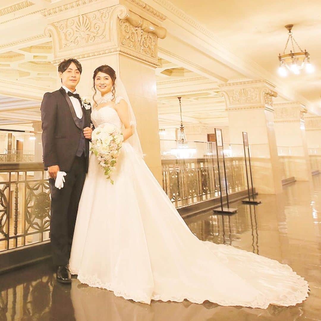 LaReineさんのインスタグラム写真 - (LaReineInstagram)「上品さを極めたい花嫁様へ…👰✨⁠⁠ ⁠⁠ ⁠⁠ ⁠⁠ 「上品な雰囲気を出したい」とお考えの場合、⁠⁠ 襟のあるのウエディングドレスはおすすめです💝⁠⁠ ⁠⁠ ⁠⁠ ⁠⁠ 首を隠すことで、⁠⁠ 伝統的なウエディングドレスの着こなしができます🌹⁠⁠ ⁠⁠ ⁠⁠ -----------------------------⠀﻿⁠⁠ ラレンヌ ドレスデザイナー⠀﻿⁠⁠ 桃世 @momoyom ⁠⁠ ⠀﻿⁠⁠ 姉妹ショップで花嫁マスクを販売中🌷⠀﻿⁠⁠ 詳しくはこちら♡→ @diademe2020 ⁠⁠ ⁠⁠ ⁠⁠ ラレンヌのドレスを着た花嫁さまへ👰⁠⁠ #ラレンヌ のタグをつけて試着レポをお待ちしてます🕊️⁠⁠ ⁠⁠ -----------------------------⁠⁠ ⁠⁠ ⁠⁠ ﻿⁠⁠ #ラレンヌ#結婚式#挙式#レストランウェディング#プレ花嫁#全国のプレ花嫁さんと繋がりたい#重要文化財#ウエディングドレス#ウェディングドレス#ウエディングフォト#ウェディングフォト#前撮り#後撮り#ドレス迷子#ドレス選び#ドレス試着#wedding#ウエディング#ウェディング#結婚式準備#少人数婚#2021冬婚#2021秋婚#2021春婚#2021夏婚#センチュリーコート丸の内#フォトウェディング#家族婚#お色直し」2月1日 19時21分 - dresssalonlareine