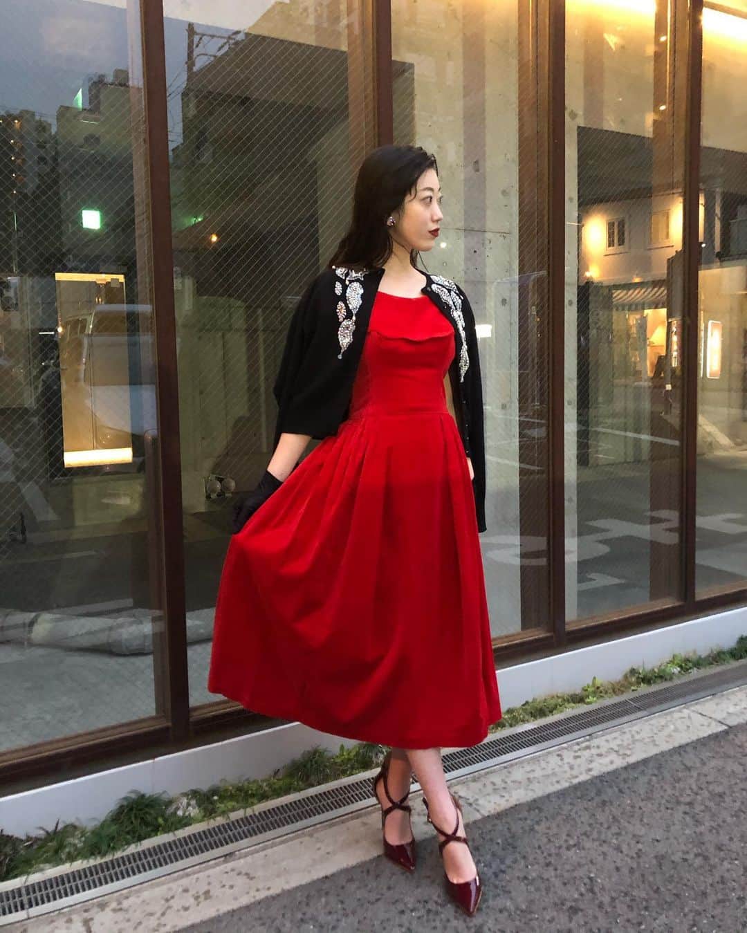 NUTTY Vintage&Collectibleのインスタグラム：「🌹NEW ARRIVAL🌹  「ロマンチックはもうすぐそこまで」  ☑︎vtg 50's deep sea beads cardigan ☑︎vtg 50's red velvet scallop dress  大胆なドレスに、まるで深海のような神秘的なアートワークのビーズカーディガンをさっと羽織って。  ムーディーな装いも、冬らしい素材を組み合わせると落ち着いた雰囲気に。  styling by @nutty_aiko   🛒"beads cardigan" TODAY20:00~ VINTAGE ONLINE STORE UPDATE🛒  ---------------------------------------------------- 💐Formal Fair 2021💐1/18(mon)~ ☑︎ヴィンテージジュエリーALL10%OFF  🚌送料無料🚌1/15(fri)~ ☑︎VINTAGE ONLINE STORE ¥10000以上 ☑︎SELECT BOUTIQUE ONLINE STORE ¥5000以上 お買い上げで全国一律送料無料！ （※ONLINE STORE/その他通販全て対象） ----------------------------------------------------」