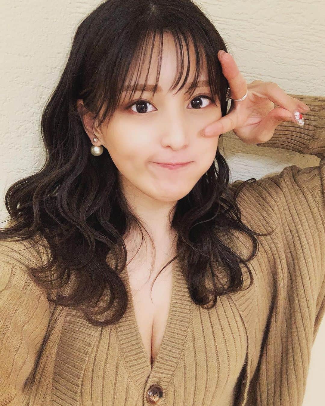 楓さんのインスタグラム写真 - (楓Instagram)「. . 今のヘアカラーは アッシュグレージュ🐺♥️ . . 暗いけどグレーっぽくて 透け感があっていい感じ👌 . 次回はもう少しだけ明るくして ベージュを入れていくつもり🫖☕ . でもこの色お気に入りすぎて悩む . @ippei_kawahara  . にやってもらったよん♥️ カラーほんまに上手👏 . . この波巻きはヘアビューロン4Dの26ミリでやってます💇🏼‍♀️ . 160度が1番綺麗にできる気がする👌 . . ##### #北新地#祇園#ホステス#キャバ嬢#クラブ#クラブザコート#韓国女優になりたい#キムジウォンになりたい#キムジウォンちゃん#田中みな実になりたい#ノーカラコン#ナチュラルメイク#ヘアカラーアッシュ #なみまきウェーブ####」2月1日 19時14分 - kaestagramm