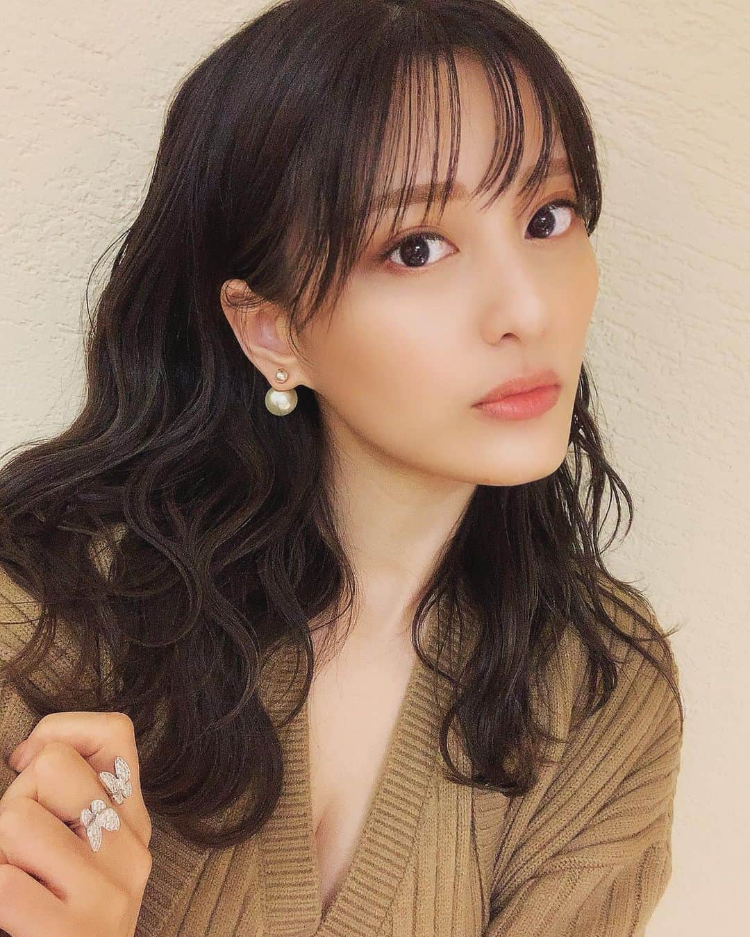 楓さんのインスタグラム写真 - (楓Instagram)「. . 今のヘアカラーは アッシュグレージュ🐺♥️ . . 暗いけどグレーっぽくて 透け感があっていい感じ👌 . 次回はもう少しだけ明るくして ベージュを入れていくつもり🫖☕ . でもこの色お気に入りすぎて悩む . @ippei_kawahara  . にやってもらったよん♥️ カラーほんまに上手👏 . . この波巻きはヘアビューロン4Dの26ミリでやってます💇🏼‍♀️ . 160度が1番綺麗にできる気がする👌 . . ##### #北新地#祇園#ホステス#キャバ嬢#クラブ#クラブザコート#韓国女優になりたい#キムジウォンになりたい#キムジウォンちゃん#田中みな実になりたい#ノーカラコン#ナチュラルメイク#ヘアカラーアッシュ #なみまきウェーブ####」2月1日 19時14分 - kaestagramm