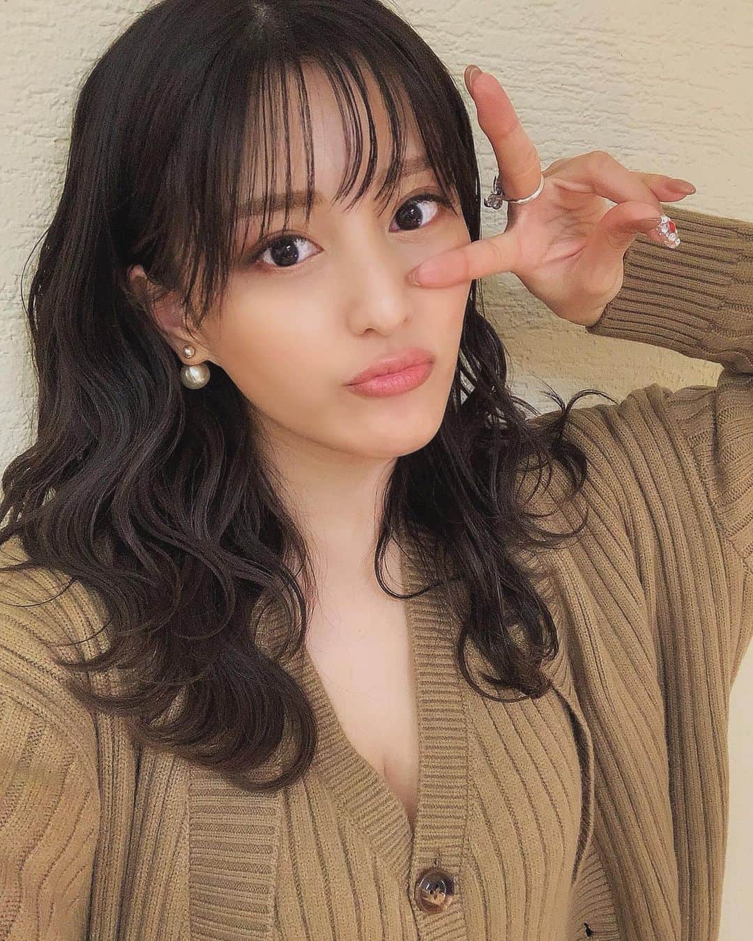 楓さんのインスタグラム写真 - (楓Instagram)「. . 今のヘアカラーは アッシュグレージュ🐺♥️ . . 暗いけどグレーっぽくて 透け感があっていい感じ👌 . 次回はもう少しだけ明るくして ベージュを入れていくつもり🫖☕ . でもこの色お気に入りすぎて悩む . @ippei_kawahara  . にやってもらったよん♥️ カラーほんまに上手👏 . . この波巻きはヘアビューロン4Dの26ミリでやってます💇🏼‍♀️ . 160度が1番綺麗にできる気がする👌 . . ##### #北新地#祇園#ホステス#キャバ嬢#クラブ#クラブザコート#韓国女優になりたい#キムジウォンになりたい#キムジウォンちゃん#田中みな実になりたい#ノーカラコン#ナチュラルメイク#ヘアカラーアッシュ #なみまきウェーブ####」2月1日 19時14分 - kaestagramm