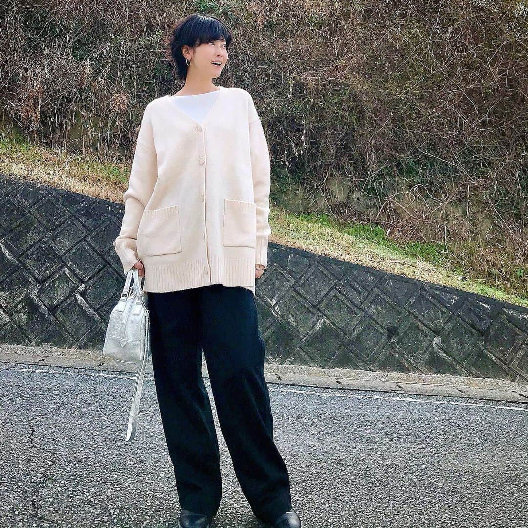 ryo0809appleのインスタグラム：「#coordinate ・ ・ ・ cardigan… @coca_official_store  knit&jeans... @uniqlo_jp  bag... @bevinimodena  boots... @zara  ・ ・ 毛玉が出来やすそうではあるけど、フワフワ柔らかで暖かくて可愛いカーディガン◡̈♥︎ グレーも欲しくなる🤤 そして、瞬殺で購入を決めたUniqlo Uの新作デニム。 可愛い♡♡♡ けど、ちょーっと長いー🥲 裾直しすると裾のデザインが変わってしまうらしくて悩む…🤨 裾直しした方が断然穿きやすいけど、裾のステッチ幅が変わってしまうのは残念すぎるし 、糸の色も微妙に変わるらしいし…😕 高くつくけどどこかお直し出すかな…🧐 ・ ・ ・ #服記録 #プチプラコーデ #プチプラファッション #ママコーデ #ママファッション #アラフォーコーデ #40代コーデ #アラフォーママ #高身長コーデ #高身長女子  #locari #ponte_fashion #mineby3mootd #ママスタ冬コーデ  #coca_code  #uniqlo #ユニクロ #ユニジョ #uniqlou #ユニクロユー #ユニクロデニム族 #ユニデニ #ユニクロニット族  #ユニクロニット部 #ユニクロきれいめ部  #大人カジュアル #きれいめカジュアル」