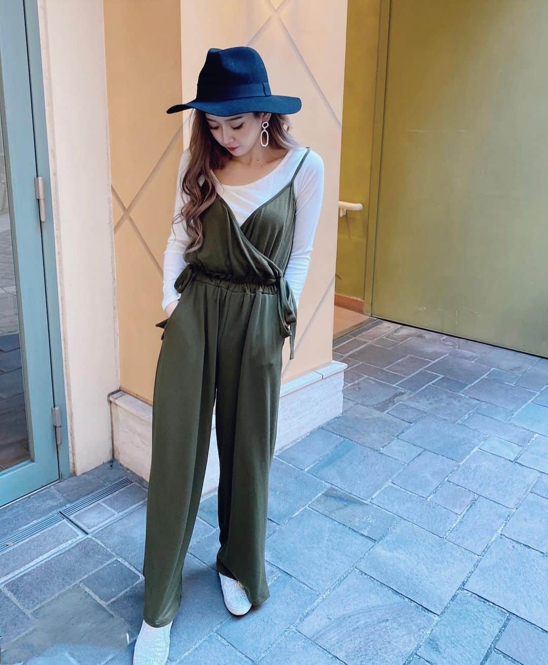 田村月光（ツッキー）のインスタグラム：「🌹🤍🌹🤍🌹🤍🌹🤍🌹🤍 月が推してるこのカーキめっちゃ人気で嬉しい👏🏻 ・ ・ ・ 妊婦さんでも産後でも着れる用にめっちゃ考えたんだ🥺 ・ ✔サイドのリボンでウエストが調節出来るようになってYo‪‪❤︎‬ ✔ぽっちゃりさんでも気にならないシルエット!!太ももの部分に余裕を持たせたのｯ‪‪❤︎‬ ✔身長に合わせて肩紐を調節できる!! ✔授乳が簡単に出来るようにTOPをクロスにさせた☝🏻 ✔短足さんでも足が長く見えるようになってるの!! ✔オールシーズン着れちゃう🌺⛄ ✔携帯が入るポケット有り◎ ✔部屋着でもいけちゃう⤴︎︎︎⤴︎︎ ・ ・ こんな感じで、誰でもいつでも着れるように沢山考えてデザインした服だからみんな是非GETしてね🌹‪‪❤︎‬ ・ ブラック , カーキ , ベージュ 🧸 ・ #ツキクローゼット  #妊婦服 #妊婦コーデ #オールシーズンok  @vered.official」