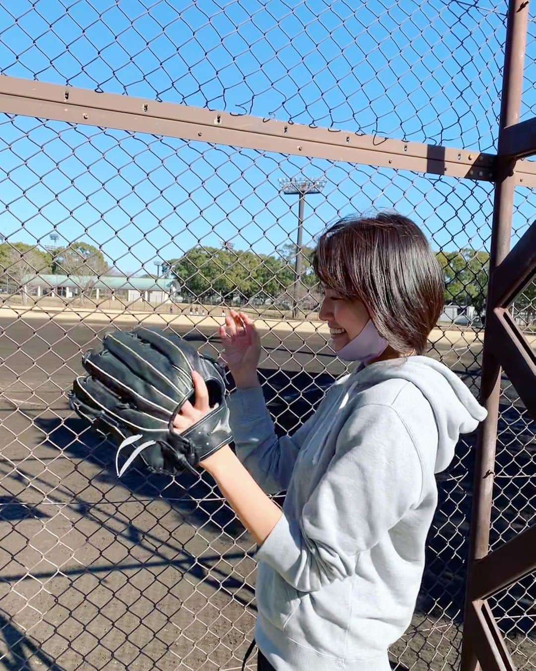 新谷あやかさんのインスタグラム写真 - (新谷あやかInstagram)「・  野球からの、ジムで#トレーニング ⚾️  ・  日曜日の朝からの#草野球チーム で練習混ぜてもらって、ノック受けたり、シートで#セカンド 守らせてもらったり、、、。  ・ 新しいバッテ嬉しい😍！！！  ほんっっとに楽しかったー！😂⭐️❤️  ・  グラウンドのコンディション最悪で、滑りまくったけど、本当に#野球部 に入れたみたいで本当な楽しかった🤣⚾️  ・  また宜しくお願いします！！ 上手くなりたい！！  ・  I went to a practice of baseball😋 I have so much muscle pains.🤣  ・  It was really fun.❤️  ・  ・  #野球好き #野球女子  #キャッチボール #野球グローブ  ・  新谷あやか #shinyaayaka  #actress #女優 #英語の先生 #englishteacher #baseball   #baseballgirls  #野球好きな人と繋がりたい #野球女子⚾️  #野球好きと繋がりたい #スポーツ  #スポーツコーデ  #スポーツ女子  #baseballplayer #野球観戦 #野球大好き  #草野球  #草野球女子 #軟式野球  #ショート　#二遊間  #ノック」2月1日 19時18分 - shinya.ayaka