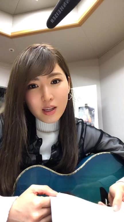 おかゆのインスタグラム：「. . . ラジオアミューズメントパーク 「ラジおかゆ」🌿 毎週水曜日21時〜放送📻 radikoで全国からお聴き頂けます🐶🍊 . #ラジオアミューズメントパーク  #ラジおかゆ #ラジオ収録 #本番前 #収録前 #文化放送 #スタジオ #弾き語り #おかゆウタ #香水 #香水cover #香水弾き語り  #guitarstagram #radiopersonality  #japanesegirl」