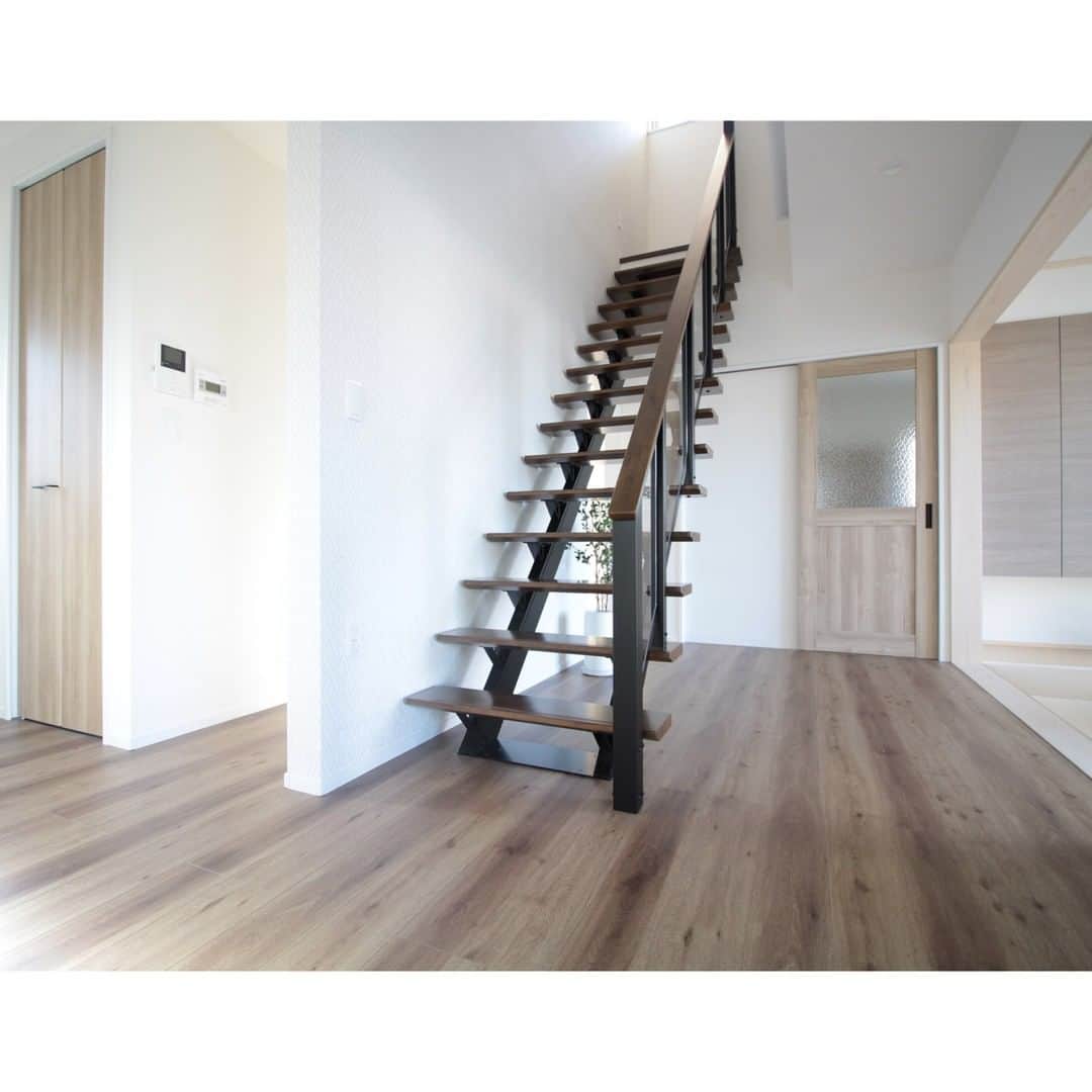 タマホーム株式会社さんのインスタグラム写真 - (タマホーム株式会社Instagram)「~Model House~ 光を遮らないスケルトンのアイアン階段。 リビングの開放感を増し、インテリアのアクセントにも♪ ‐ ‐ ‐ ‐‐‐お知らせ ＼売上２０００億円達成記念フェア開催!!／ 開催日｜2月6日(土)～8日(月) フェア期間中の来場で”チョコ菓子詰め放題” さらに！ 予約来場でQUOカード２，０００円分を進呈 ‐ 理想の家づくり始めてみませんか？間取り相談、資金計画、不動産相談など家づくりに関する事であれば、どんな事でも無料でご相談頂けます。 ‐ ※新型コロナウィルス感染予防対策を徹底してご案内いたします。 ※来場プレゼントのご進呈には一部進呈条件がございます。ご注意ください。 ‐ ‐ ‐ ‐ #階段 #スケルトン階段 #リビング #リビング階段 #南欧風の家 #プロヴァンス風住宅 #housedesign #homedecor #窓モール #タマホーム #モデルハウス #モデルハウス見学 #モデルハウス公開中 #新築一戸建て #自由設計 #注文住宅 #楽しい家づくり #マイホーム計画 #家 #マイホーム #家づくりアイデア #間取り相談 #資金計画相談 #住宅相談 #理想の家」2月1日 19時19分 - tamahome_official