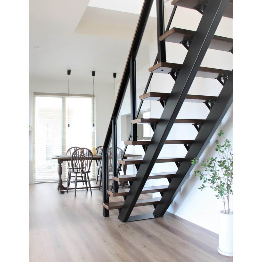 タマホーム株式会社さんのインスタグラム写真 - (タマホーム株式会社Instagram)「~Model House~ 光を遮らないスケルトンのアイアン階段。 リビングの開放感を増し、インテリアのアクセントにも♪ ‐ ‐ ‐ ‐‐‐お知らせ ＼売上２０００億円達成記念フェア開催!!／ 開催日｜2月6日(土)～8日(月) フェア期間中の来場で”チョコ菓子詰め放題” さらに！ 予約来場でQUOカード２，０００円分を進呈 ‐ 理想の家づくり始めてみませんか？間取り相談、資金計画、不動産相談など家づくりに関する事であれば、どんな事でも無料でご相談頂けます。 ‐ ※新型コロナウィルス感染予防対策を徹底してご案内いたします。 ※来場プレゼントのご進呈には一部進呈条件がございます。ご注意ください。 ‐ ‐ ‐ ‐ #階段 #スケルトン階段 #リビング #リビング階段 #南欧風の家 #プロヴァンス風住宅 #housedesign #homedecor #窓モール #タマホーム #モデルハウス #モデルハウス見学 #モデルハウス公開中 #新築一戸建て #自由設計 #注文住宅 #楽しい家づくり #マイホーム計画 #家 #マイホーム #家づくりアイデア #間取り相談 #資金計画相談 #住宅相談 #理想の家」2月1日 19時19分 - tamahome_official