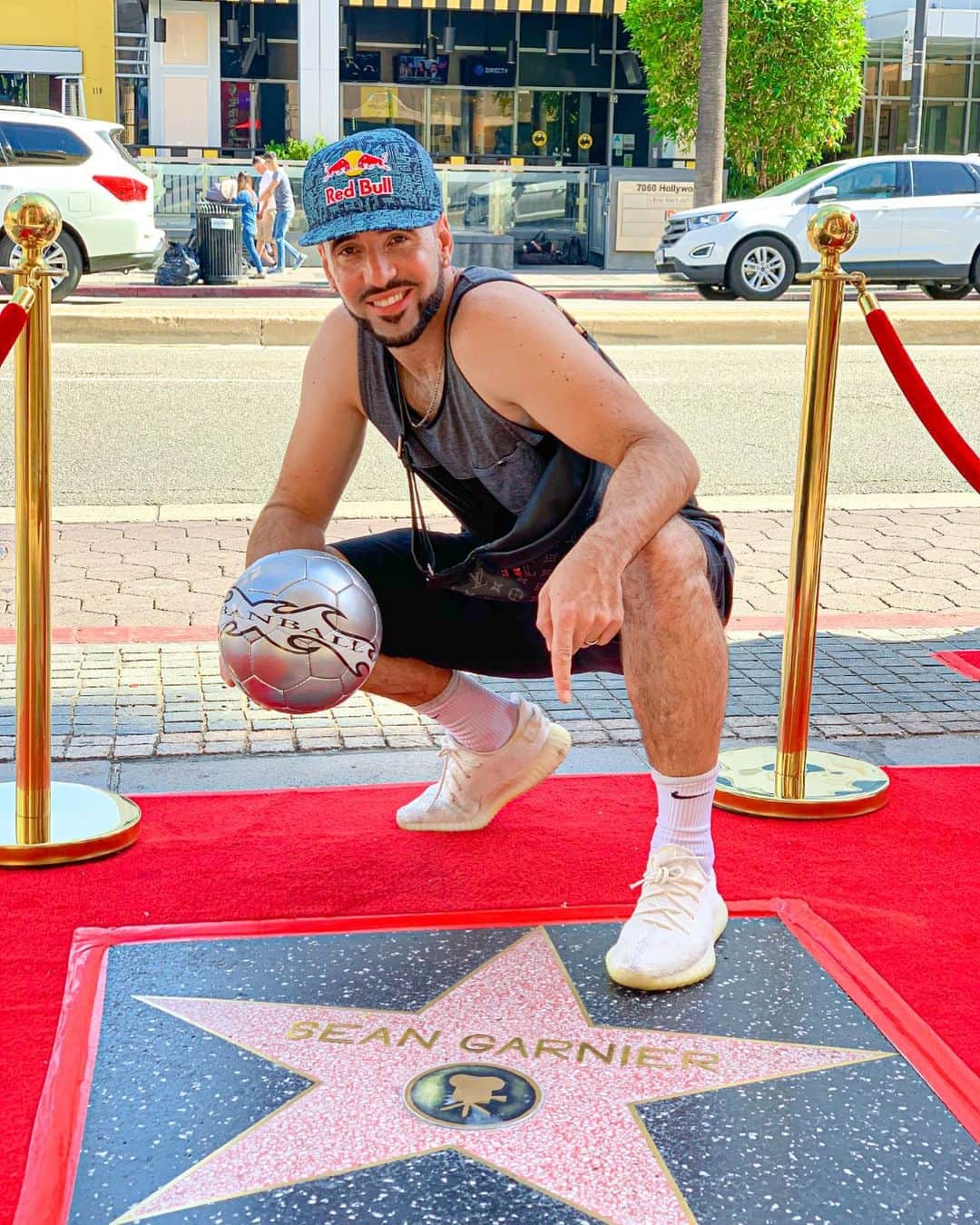 ショーン・ガルニエのインスタグラム：「15 February ✨ Big project ✨ Guess what is it ? 🤯 @urbanball  #SeanGarnier #Urbanballer #Hollywood #Freestyle」