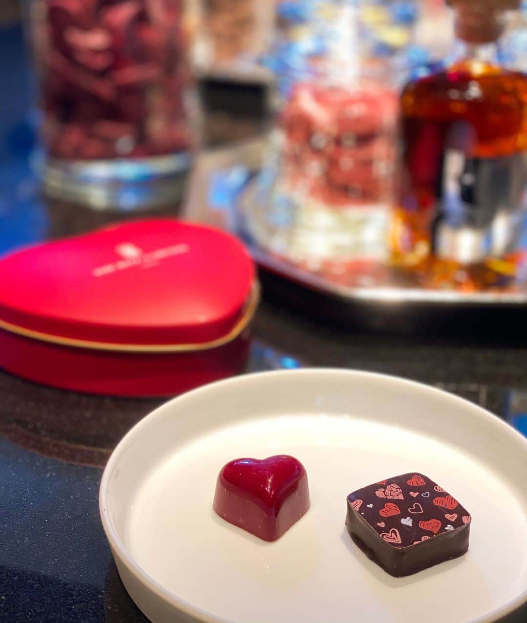 The Ritz-Carlton, Tokyoのインスタグラム：「バレンタインデーまであと半月！ザ・リッツ・カールトン カフェ＆デリの真っ赤なハート型缶入りオリジナルチョコレートに想いを乗せて。﻿ ﻿ Valentine’s Day is two weeks away! Find the ultimate Valentine’s Day gift at The Ritz-Carlton Café & Deli, where offers a broad selection of gift items from original chocolates to Valentine's Day hamper.﻿ #RitzCarltonTokyo #RCMemories﻿」