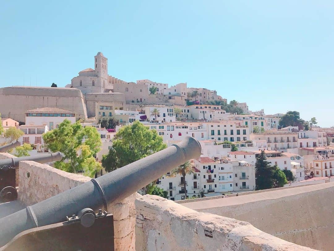 かにゃさんのインスタグラム写真 - (かにゃInstagram)「Dalt Vila🌴Ibiza サーモンピンクのかわいい街並み💗 . . . #daltvila #ibizastyle #ibiza #spain #spain🇪🇸 #🇪🇸 #europa #travel #travelphotography #travelgram #traveling #travelling #travelblogger #traveltheworld #travelingram #instatravel #instatraveling #ヨーロッパ #ヨーロッパ旅行 #旅行 #旅 #旅行好き #旅行大好き #旅行好きな人と繋がりたい #旅好きな人と繋がりたい #旅行好きと繋がりたい #イビザ #イビサ #スペイン #スペイン旅行」2月1日 19時31分 - kanya_435