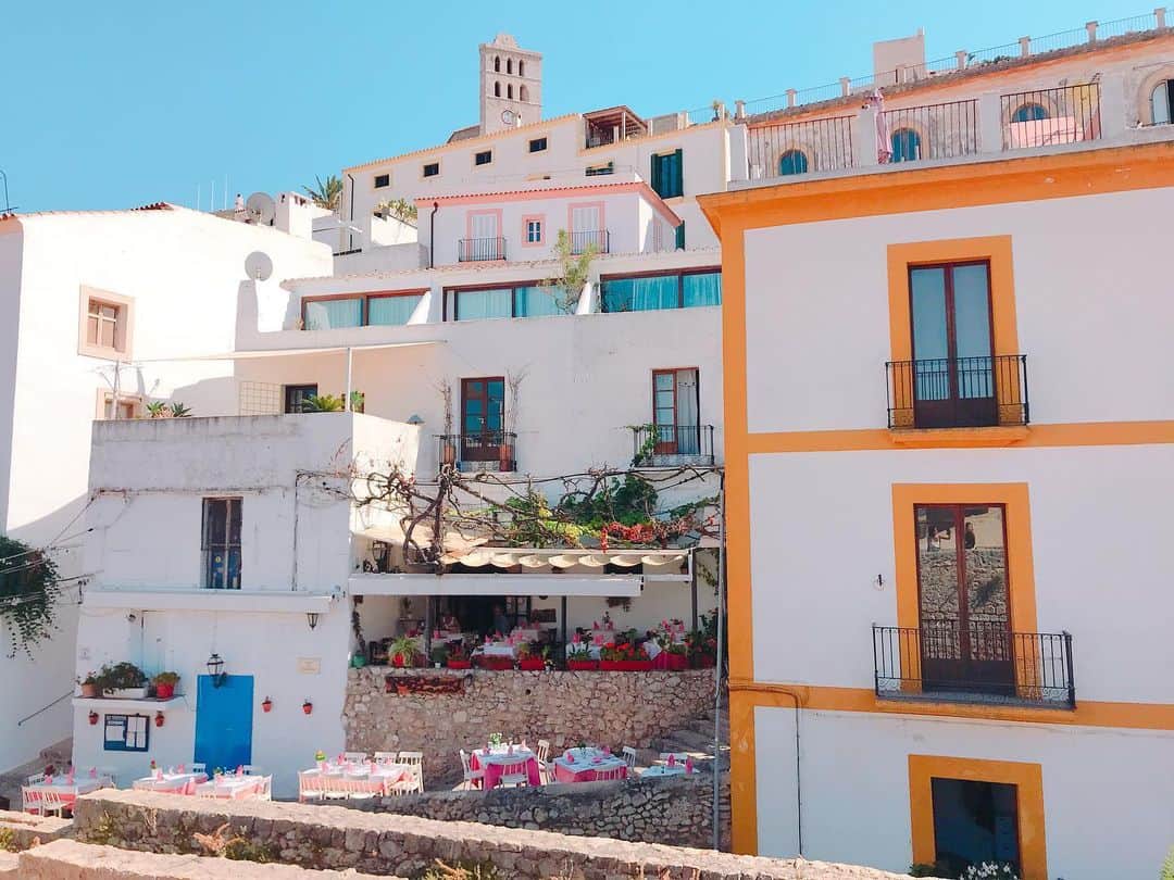 かにゃのインスタグラム：「Dalt Vila🌴Ibiza サーモンピンクのかわいい街並み💗 . . . #daltvila #ibizastyle #ibiza #spain #spain🇪🇸 #🇪🇸 #europa #travel #travelphotography #travelgram #traveling #travelling #travelblogger #traveltheworld #travelingram #instatravel #instatraveling #ヨーロッパ #ヨーロッパ旅行 #旅行 #旅 #旅行好き #旅行大好き #旅行好きな人と繋がりたい #旅好きな人と繋がりたい #旅行好きと繋がりたい #イビザ #イビサ #スペイン #スペイン旅行」