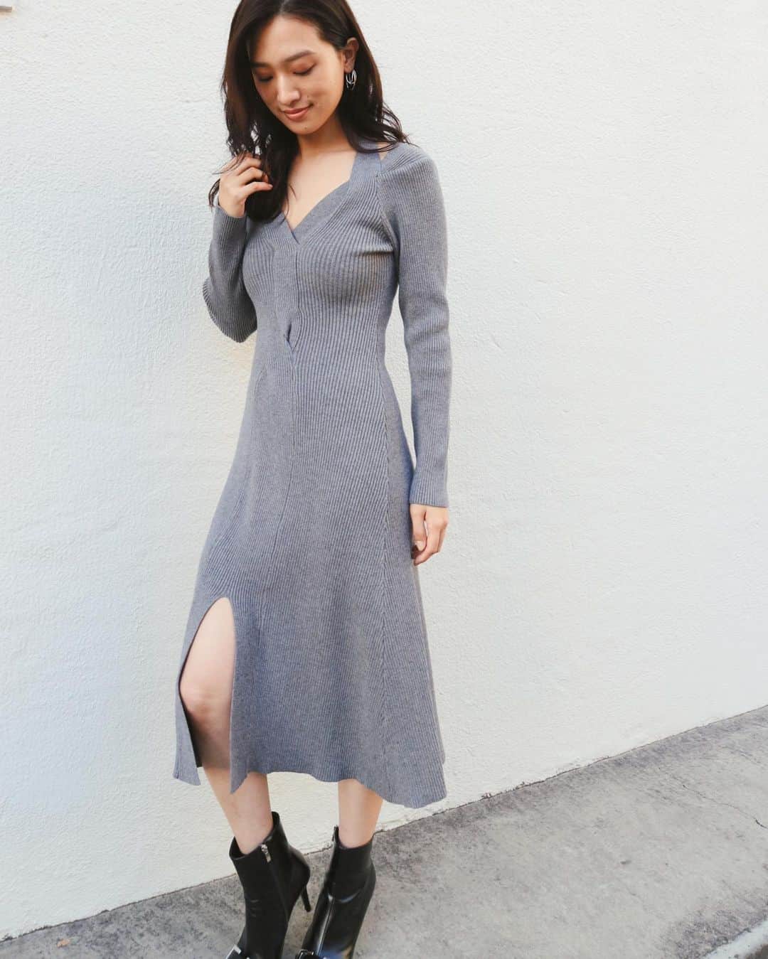 デュラスアンビエントのインスタグラム：「NEW ARRIVAL ▫️ 𝗧𝘄𝗶𝘀𝘁 𝗰𝘂𝘁𝗼𝘂𝘁 𝗳𝗹𝗮𝗿𝗲 𝗿𝗶𝗯 𝗸𝗻𝗶𝘁 𝗼𝗻𝗲𝗽𝗶𝗲𝗰𝗲 〈Gray,Black〉 ツイストカットに施されたデザイン性の高いニットワンピース。 フロントのツイストデザインがウエストラインを細く魅せ、綺麗なシルエットを実現。 ネックは深Vになっており、鎖骨をすっきりと美しく。 ウエストから広がるフレアスカートはスリットをアクセントに女性らしさ溢れる仕様に仕上げました。  ▫️𝗛𝗲𝗮𝗿𝘁 𝗻𝗲𝗰𝗸 𝗿𝗶𝗯 𝗸𝗻𝗶𝘁 𝗼𝗻𝗲𝗽𝗶𝗲𝗰𝗲  〈Ivory,Khaki,Black〉 胸元を美しく演出するハートネックリブニットワンピース。 程よくボディにフィットするシルエットでラインを女性らしく、綺麗に魅せてくれます。 すっきりしたネックラインと膝下までの着丈で、これ１枚で上品なオーラを放ちます。 伸縮性あるリブニット素材でタイトなのにとても着心地がよい逸品。 デイリー使いはもちろん、デートにも最適な女っぽさ溢れるニットワンピースです。  _____________________________________ www.ambient-online.com @ambientofficial @ambient_ariake @ambient_yurakucho @ambient.opa #アンビエント#ambient_official  #coordinate #styling #21SS #chic」