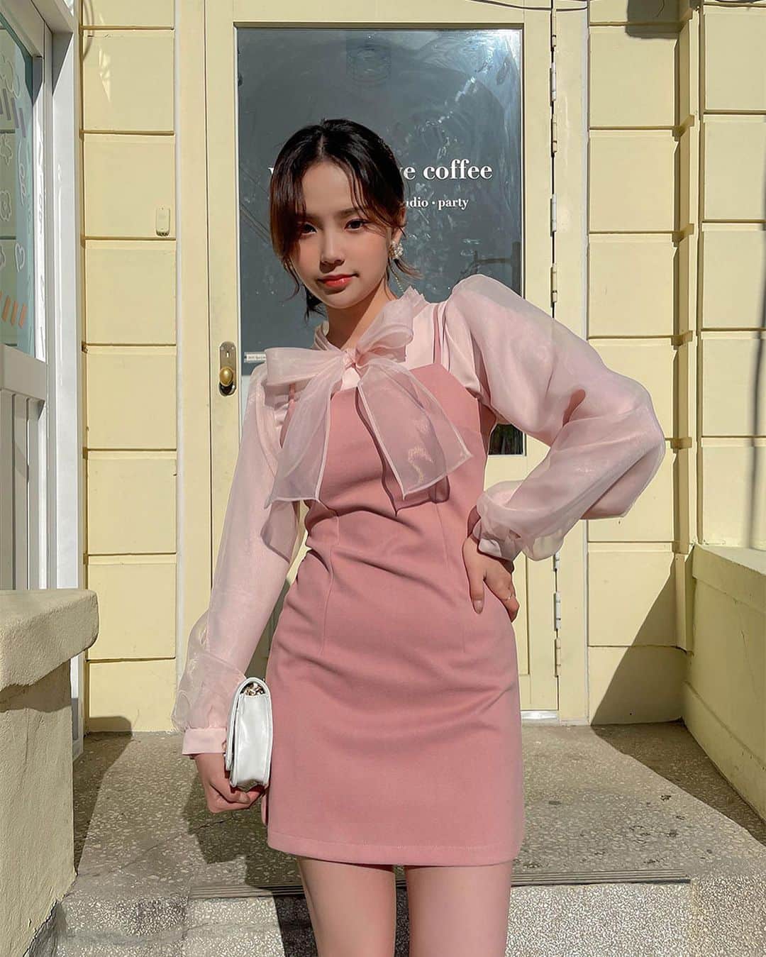 Chuuのインスタグラム：「봄에는 핑쿠핑쿠 원피스가 주말동안 주문폭주🔥 예쁜 원피스와 블라우스 셋뚜로 구매해주시는 츄멤님들 너무 감사드려요❤️ 앞으로 더 예쁜 봄신상 업뎃 예정이니 츄에 자주 자주 놀러오세요💕  #chuu#츄#lovely_daily_look_chuu」