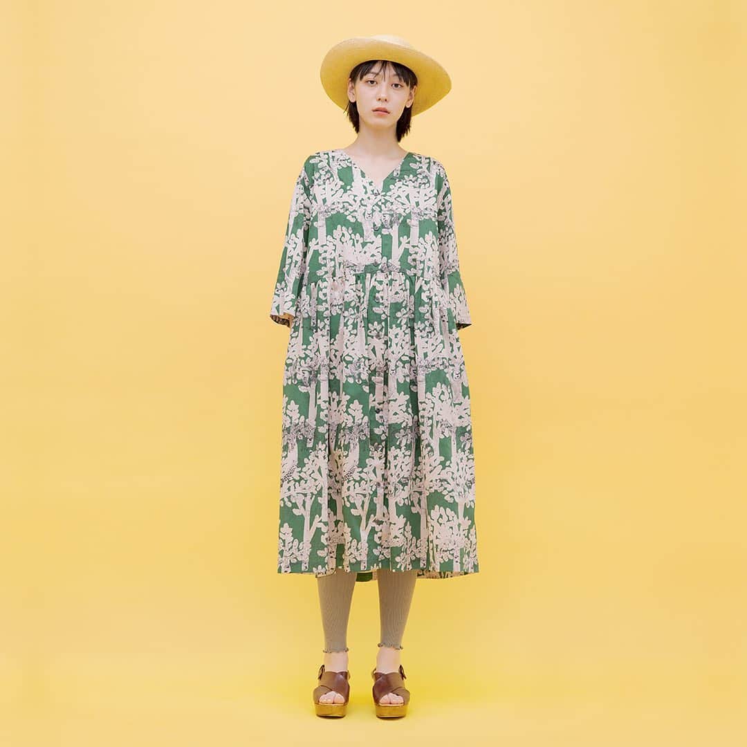 marbleSUD(マーブルシュッド) のインスタグラム：「「2021 spring & summer」 Ngoro（ンゴロ）  2014年、アフリカの「ンゴロンゴロ自然保護区」を描いたテキスタイルが誕生しました。7年の時を経て、今の気持ちで見つめ直した新たな装いの「Ngoro(ンゴロ)」をお届けします。  自然豊かな大地に生茂ったバオバブの木のシルエットを背景に、野生動物たちの生き生きとした姿を線画で表現しました。  ライオン、シマウマ、キリン、ゾウ、フラミンゴ、カバ、ハイエナといったメジャーな動物たちのほかに、大きな瞳がキュートなケープハイラックス、ハンターのような鋭い視線のキンイロジャッカルを新たに描き加えました。群れの中にはサファリ探検をしているジープの姿も。  見れば見るほど心を奪われるような、見応えのあるテキスタイル完成したと思います。」