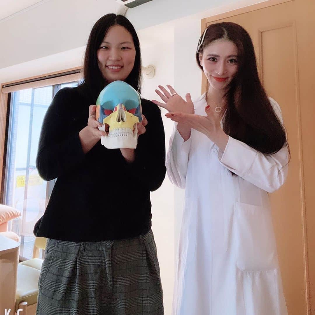 ささきえりさんのインスタグラム写真 - (ささきえりInstagram)「絶対小顔プログラム♡ 世田谷区梅ヶ丘　サロン 詳細は @kogao2021   #アトリエエリー　#絶対小顔　#絶対小顔になってやる  #ダイエット　#トレーニング　#traning #ベストボディジャパン #サマスタ　#筋トレ女子　#世田谷小顔　#梅ヶ丘小顔　#小顔マッサージ #美容整形　#腹筋女子　#美尻　#美脚　#小顔　#diet #痩せたい #ダイエッター #女性起業家　#銀座ママ　#セレブ　#ニコリー」2月1日 19時26分 - chaneri_ballet_style