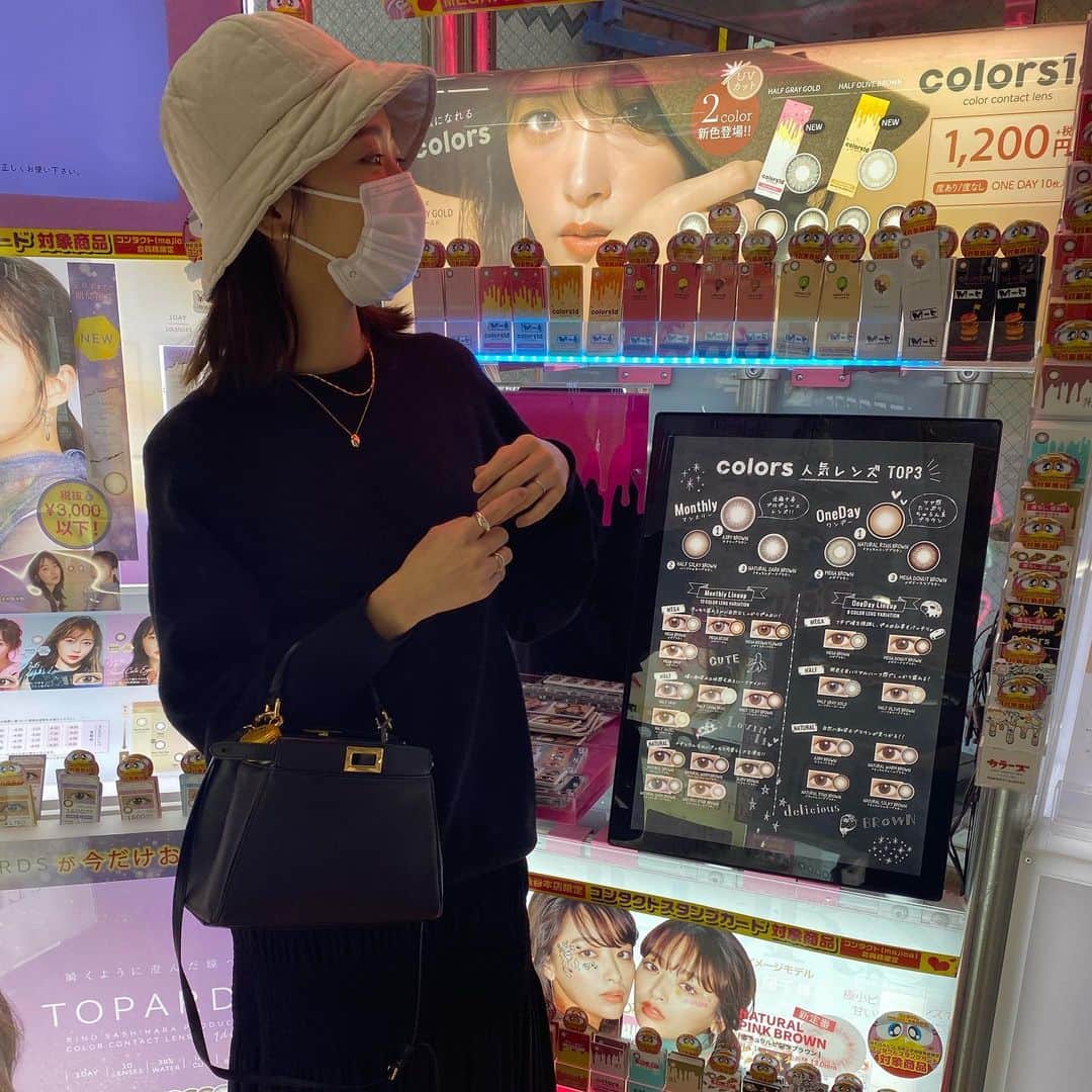 近藤千尋のインスタグラム：「長年イメージモデルをさせて頂いている　カラーズのカラコン発見❤️ やっぱりお店に自分がいるって 照れくさいけど嬉しい🥰🥰🥰笑  仕事終わりに 渋谷のドンキさんにて…📸 新しいビジュアルも お楽しみに。。。💖✌️  マスクはクレベ＆アンド🧡🧡🧡」
