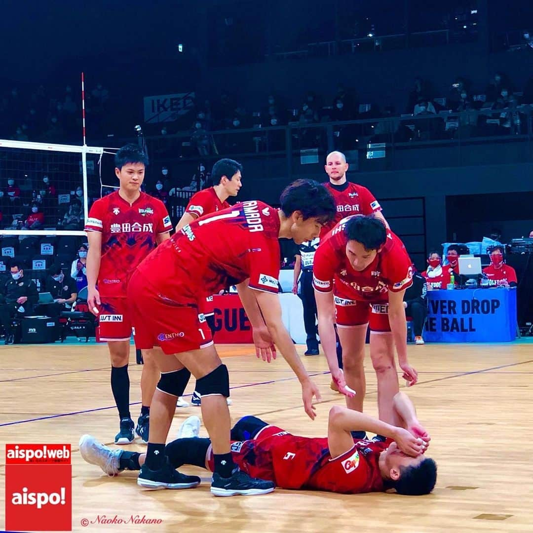 中野菜保子さんのインスタグラム写真 - (中野菜保子Instagram)「「後日レポ🏐2020-21 Vリーグディビジョン1」 「Later report 🏐2020-21 V. LEAGUE DIVISION1」 @aichi_sports . Photo🍎🍎🍎🍎🍎🍎🍎🍎🍎 Movie🍎 . 2:いよいよスタート❗️ . . ご機嫌いかがですか？（≧∇≦）？ How's everything?（≧∇≦）？ . 先日は『aispo!(アイスポ・@aichi_sports)』の取材で 豊田合成記念体育館エントリオへ！ The other day,I went to TOYODA GOSEI MEMORIAL GYMNASIUM ENTRIO for the "aispo!" (aisupo・@aichi_sports) interview! . 今回は ウルフドッグス名古屋 vs ジェイテクトSTINGS の対戦🏐 This time, it's the Wolfdogs Nagoya vs JTEKT STINGS. . 1番印象に残っているのはフォームの美しさ✨ The thing that impressed me the most was the beauty of their form. . サーブの時にボールを自ら高く投げて飛び上がる姿も、まるで太陽を求めるかのように手を伸ばす姿も本当に優雅です🌞 Everything about them is truly graceful, from the way they throw the ball high themselves and jump up when they serve, to the way they reach for the sun as if they are seeking it. . 3枚目の写真なんて天空で戦っている天使みたいだと思いませんか👼✨ Don't you think the third picture looks like an angel fighting in the sky? . . あんなに優雅なのにアタックの勢いはレーザービーム級w They're so graceful, but their attacks are laser-beam force! . 実は母がバレーボールをやっていたので 一緒によくテレビ観戦していたのですけれど 絶対会場で観せたいと思いました🔥 My mother used to play volleyball, so we used to watch the games on TV together, but I definitely wanted her to see it at the venue. . . 選手それぞれにサーブの前の気持ちの整え方があるのも面白い！ It's also interesting to note that each player has his own way of getting his mind right before serving! . 個人的に気になったのは味方がサーブをする時にみんな手を頭の後ろに組んでいたこと One thing that bothered me personally was that all their allies had their hands behind their heads when they served! . みんなご機嫌なのかなと最初は思ったんですが(笑)あれボールが頭にあたらないようになんですね❗️ At first I thought they were all in a good mood(lol)but that's just to keep the ball from hitting their heads! . . 更なる詳細はブログへ❗️ Go to my blog for further details❗️ ※ハイライト「aispo!blog」をクリック ※ Click on the highlighted "aispo!blog" . ※『aispo!』(@aichi_sports)は 愛知県が県内のスポーツ情報を発信する フリーペーパー及びwebsiteです "aispo!" (@aichi_sports) is a free paper and a website that provides sports information by Aichi prefectural government. ＊ #ウルフドッグス名古屋 #ジェイテクトSTINGS #豊田合成記念体育館 #エントリオ  #wolfdogs #jtektstings #vleague #球技 #futsal #sports #バレーボール #volleyball #西田有志 #傳田亮太 #高梨健太 #ballgame #shoot #athlete #leaguematch #愛知県 #aispo! #あいスポ #スポーツ情報誌 #スポーツ #aispo公式リポーター #aispo公式PR #中野菜保子 #俳優 #リポーター #actor  @aichi_sp」2月1日 19時40分 - naokonakano8319