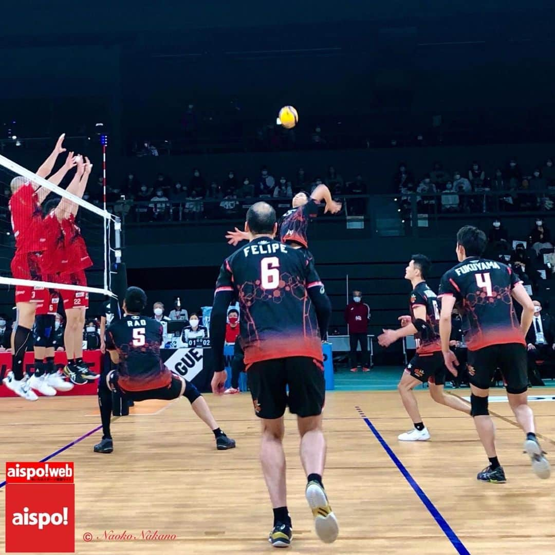 中野菜保子さんのインスタグラム写真 - (中野菜保子Instagram)「「後日レポ🏐2020-21 Vリーグディビジョン1」 「Later report 🏐2020-21 V. LEAGUE DIVISION1」 @aichi_sports . Photo🍎🍎🍎🍎🍎🍎🍎🍎🍎 Movie🍎 . 2:いよいよスタート❗️ . . ご機嫌いかがですか？（≧∇≦）？ How's everything?（≧∇≦）？ . 先日は『aispo!(アイスポ・@aichi_sports)』の取材で 豊田合成記念体育館エントリオへ！ The other day,I went to TOYODA GOSEI MEMORIAL GYMNASIUM ENTRIO for the "aispo!" (aisupo・@aichi_sports) interview! . 今回は ウルフドッグス名古屋 vs ジェイテクトSTINGS の対戦🏐 This time, it's the Wolfdogs Nagoya vs JTEKT STINGS. . 1番印象に残っているのはフォームの美しさ✨ The thing that impressed me the most was the beauty of their form. . サーブの時にボールを自ら高く投げて飛び上がる姿も、まるで太陽を求めるかのように手を伸ばす姿も本当に優雅です🌞 Everything about them is truly graceful, from the way they throw the ball high themselves and jump up when they serve, to the way they reach for the sun as if they are seeking it. . 3枚目の写真なんて天空で戦っている天使みたいだと思いませんか👼✨ Don't you think the third picture looks like an angel fighting in the sky? . . あんなに優雅なのにアタックの勢いはレーザービーム級w They're so graceful, but their attacks are laser-beam force! . 実は母がバレーボールをやっていたので 一緒によくテレビ観戦していたのですけれど 絶対会場で観せたいと思いました🔥 My mother used to play volleyball, so we used to watch the games on TV together, but I definitely wanted her to see it at the venue. . . 選手それぞれにサーブの前の気持ちの整え方があるのも面白い！ It's also interesting to note that each player has his own way of getting his mind right before serving! . 個人的に気になったのは味方がサーブをする時にみんな手を頭の後ろに組んでいたこと One thing that bothered me personally was that all their allies had their hands behind their heads when they served! . みんなご機嫌なのかなと最初は思ったんですが(笑)あれボールが頭にあたらないようになんですね❗️ At first I thought they were all in a good mood(lol)but that's just to keep the ball from hitting their heads! . . 更なる詳細はブログへ❗️ Go to my blog for further details❗️ ※ハイライト「aispo!blog」をクリック ※ Click on the highlighted "aispo!blog" . ※『aispo!』(@aichi_sports)は 愛知県が県内のスポーツ情報を発信する フリーペーパー及びwebsiteです "aispo!" (@aichi_sports) is a free paper and a website that provides sports information by Aichi prefectural government. ＊ #ウルフドッグス名古屋 #ジェイテクトSTINGS #豊田合成記念体育館 #エントリオ  #wolfdogs #jtektstings #vleague #球技 #futsal #sports #バレーボール #volleyball #西田有志 #傳田亮太 #高梨健太 #ballgame #shoot #athlete #leaguematch #愛知県 #aispo! #あいスポ #スポーツ情報誌 #スポーツ #aispo公式リポーター #aispo公式PR #中野菜保子 #俳優 #リポーター #actor  @aichi_sp」2月1日 19時40分 - naokonakano8319