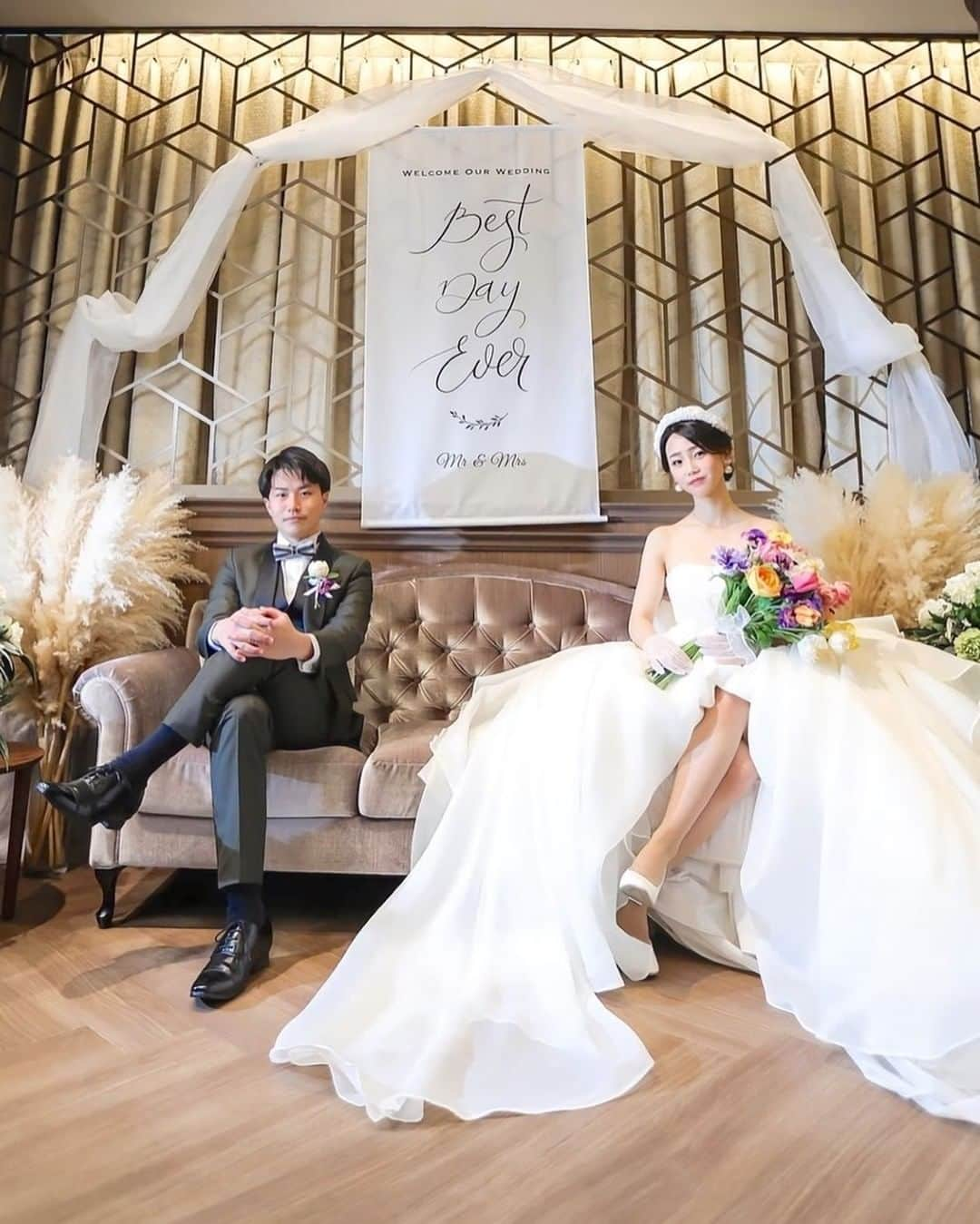 プレ花嫁の結婚式準備サイト farny 【ファーニー】さんのインスタグラム写真 - (プレ花嫁の結婚式準備サイト farny 【ファーニー】Instagram)「@farny_weddingをフォローして #プラコレ #farnyレポ を付けて投稿してくださいね♥ . :-: :-: :-: :-: :-: :-: :-: :-: :-: 本日紹介したいウェディングフォトは・・・ @h_a_r_0226 さん♡ . 結婚式場は#ザ・リュクス銀座 ✨ ソファ高砂をお洒落に彩り、 まるで韓国フォトのようなショット♡ とっても絵になるおふたりですね* . ==================== 💒:リュクス銀座 @theluxeginza ==================== \\花嫁ライター募集中// @farny_wedding の DMより”Farny 花嫁ライター希望”とお送りくださいね◎ 担当者から折り返しご連絡さしあげます⁂ . \\花嫁アプリ // プロのアドバイザーに結婚式の相談を何度でも♡ ウェディングドレスの記事や、 自分のウェディングレポを残せちゃう♡” . ＞＞＞TOPのURLからcheck ⋈ @placolewedding ＞＞＞結婚のご相談は プラコレウェディングアドバイザーへ♡ @wedding_adviser ＞＞＞ウェディングレポを残したいなら、 farny by プラコレをcheck ✎ @farny_wedding ＞＞＞ウェディングアイデア＆DIYは ドレシーアイデアcheck ❁ @dressy_idea . ┈┈┈┈┈┈┈┈┈┈┈┈┈┈┈┈┈┈┈ #プレ花嫁 #卒花嫁 #結婚準備 #結婚式 #結婚式場 #当日レポ #weddingtbt #ウェディングフォト #卒花しました #farnyレポ #前撮り #大人花嫁 #2021春婚 #2021秋婚 #おしゃれ花嫁 #花嫁ヘアメイク #花嫁コーディネート #花嫁ヘアメイク #ソファ高砂 #リュクス銀座 #おしゃれ花嫁 #韓国フォト #韓国花嫁 #撮影指示書 #東京花嫁」2月1日 19時32分 - farny_wedding