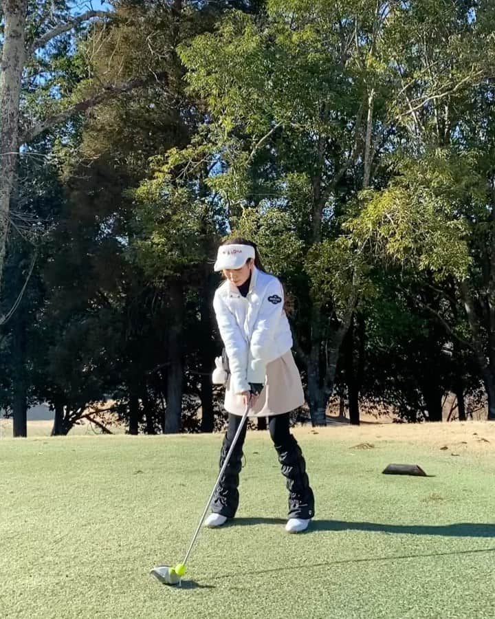 のインスタグラム：「. 違うアングルからのショットも🏌️‍♀️✨ . 見返してみると自分が思ってるより早く振り上げてるから、もう少しゆっくりのほうがいいのかな〜？🤔 . 打った後には"よかった☺️"、"まっすぐ行った☺️"と安堵しております。笑 . #ゴルフ初心者#ゴルフ女子#ゴルフスイング#ゴルフウェア#スイング動画#ドライバーショット#ゴルフ好きな人と繋がりたい#成田ゴルフ倶楽部 #golfswing#golf#golfgirl」