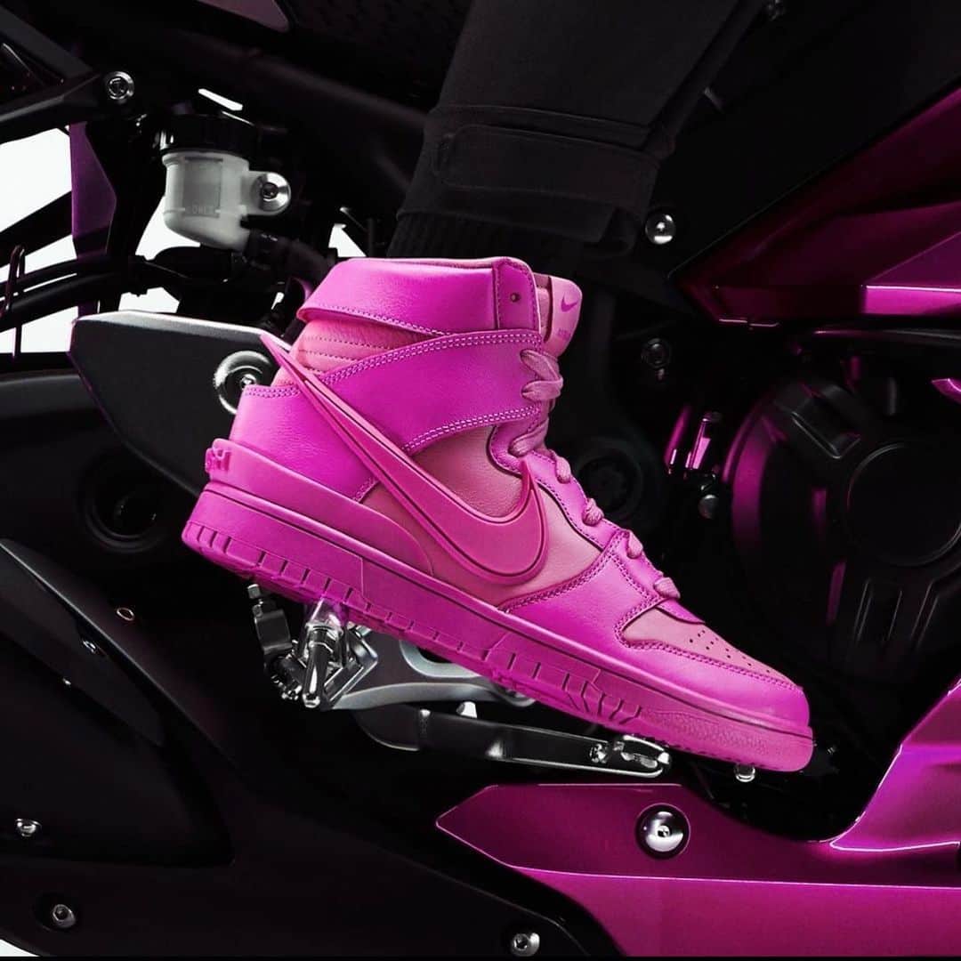 VERBALのインスタグラム：「Cosmic Fuchsia 🧫  @nike x @ambush_official DUNK HIGH Available on 2.4.2021  US Men's 5 (23cm) - 13 (31cm)  AMBUSH® WORKSHOP 1 AMBUSH® WORKSHOP 2 AMBUSHDESIGN.com  NIKE.com SNKRS  #nike #nikedunk #dunkhigh #ambush #sneaker #cosmicfuchsia」