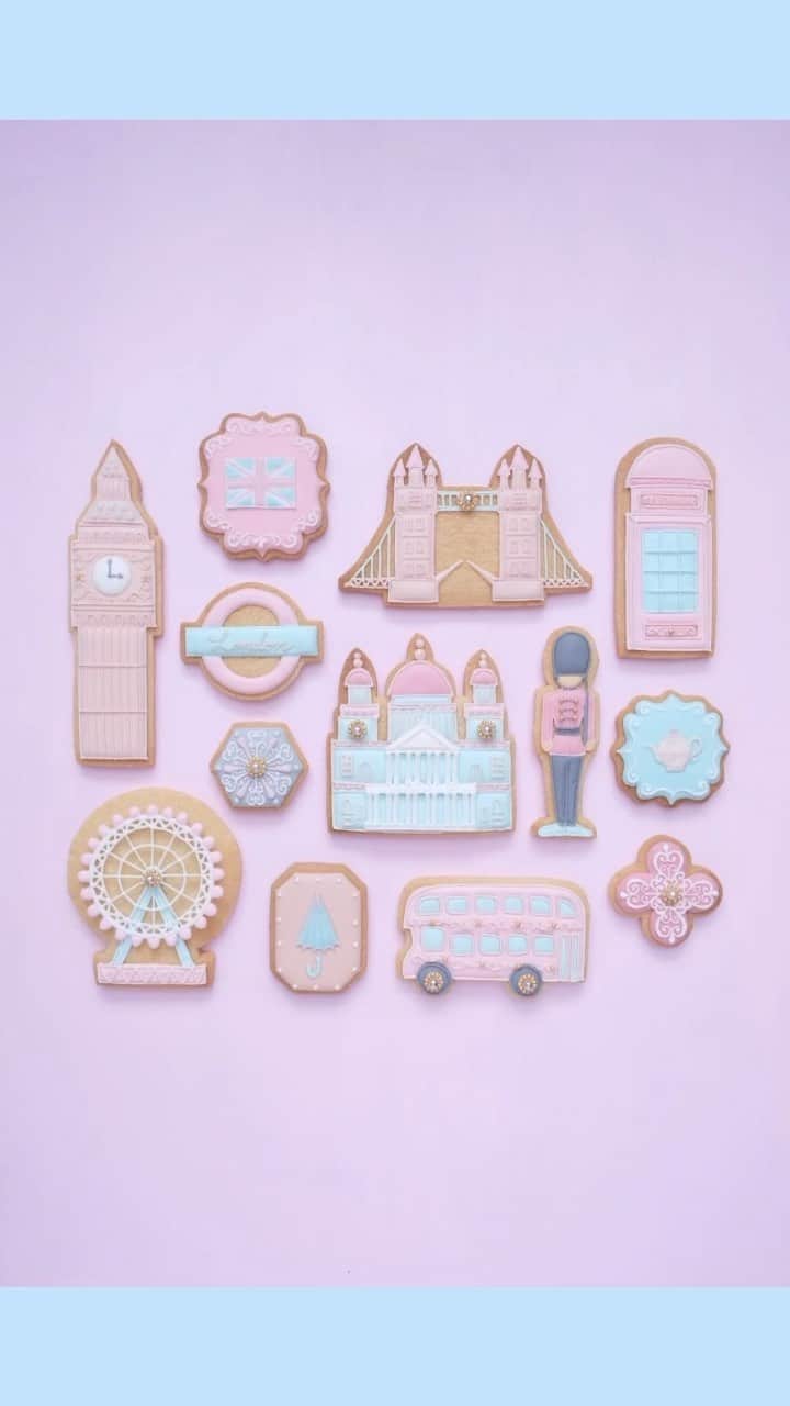 KUNIKAのインスタグラム：「Cookies of London symbols and landmarks.🇬🇧 The color scheme was inspired by the magic hour seen from the Shard observatory.  昨年末に作ったロンドンのアイコンクッキー🇬🇧 @theshardlondon の展望台から眺めたマジックアワーのロンドンの街並みが忘れられなくて、このカラーリングでつくりました。 本当はタワーブリッジやビッグベンなどその場まで行って一緒に撮りたかったけど、今はロックダウン中なので未来のお楽しみ🎡  #artofkunika」