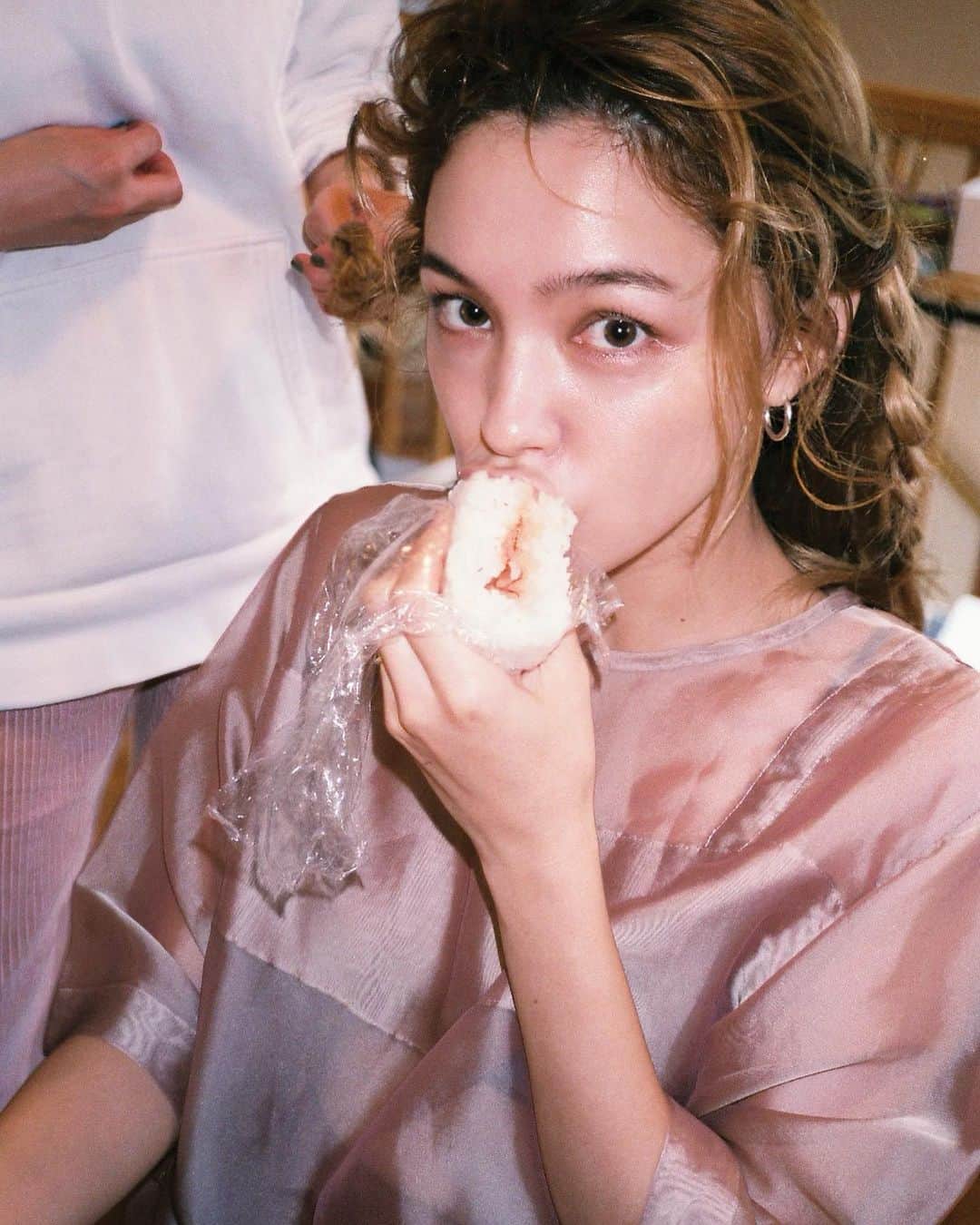 ステファニーのインスタグラム：「🍙💖 マミーに握ってもらったおにぎりって 何でこんなにも美味しいのだろうか… 人に握ってもらうのと、自分で握るのって、全然違う… やっぱり隠し味の愛情のせいかな♡。  みんなは、何の具のおにぎりが好き？  #おにぎりラバー #おにぎりは世界一」