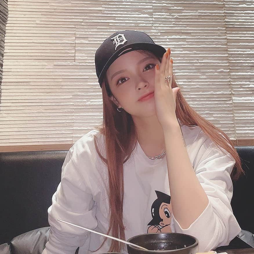 仲本莉絵瑠のインスタグラム：「最近実家ばっかり、🤣下から撮られたやつ笑 なんか結婚した人みたいやなこれ、いつか結婚したいなあああああああああああ #お風呂のタイミングでコメント返すねん #アトムくん可愛すぎ」