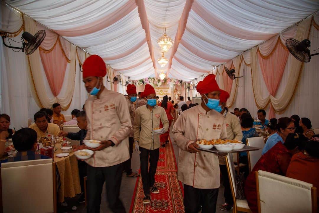 Shunsuke Miyatakeのインスタグラム：「A local wedding ceremony under Covid 19, Phnom Penh, Cambodia」