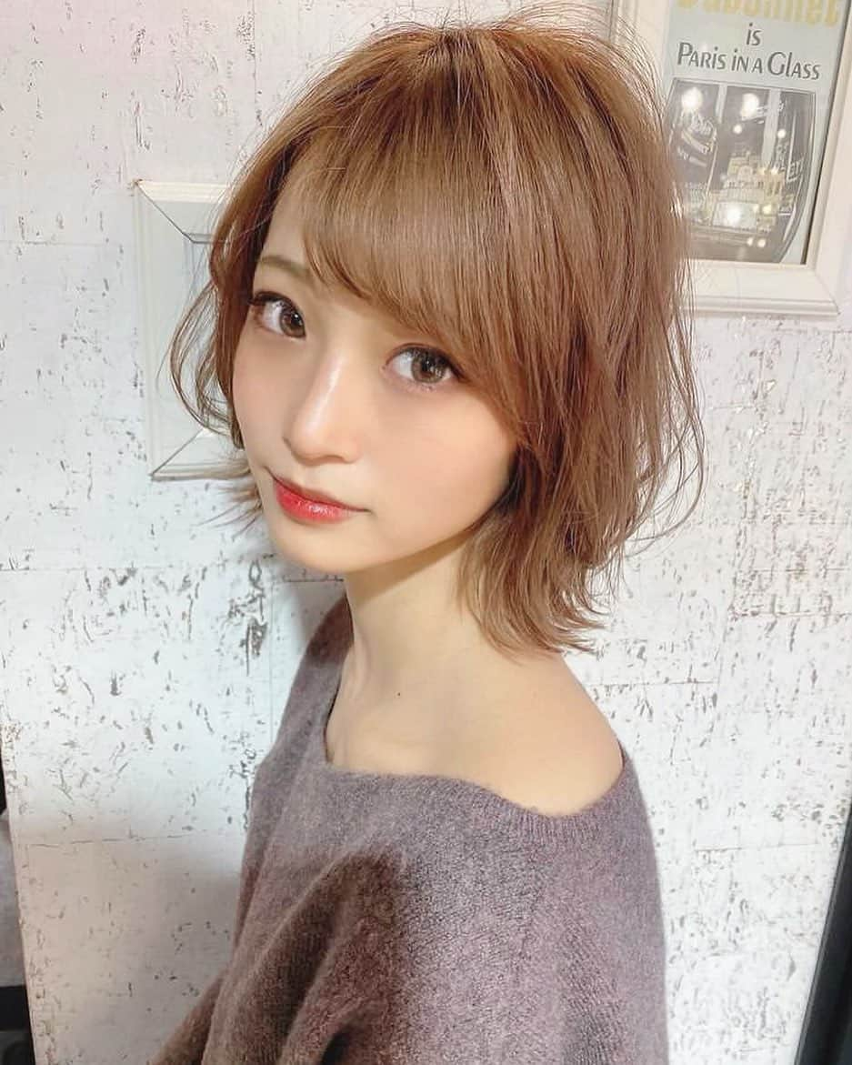 青木百花さんのインスタグラム写真 - (青木百花Instagram)「やっぱり外巻きが自分的に好き🥺🧡 ・ ・ 骨格とかに合うの色々研究したいな🧪 ・ ・ ・  #いいね返し#f4f#l4l#サロンモデル#サロモ#撮影依頼募集中#グレージュ#透明感#ビジョビ#インフルエンサー#被写体#作品撮り #instagood#likeforlikes#followforfollowback#followme#follow4followback#ミスコン#ボブ#ショート#ミディアム」2月1日 19時40分 - missrikadai2019_1