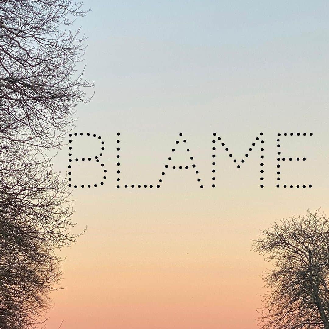 ファーン・コットンのインスタグラム：「BLAME.  When we blame others can we dig beneath the finger pointing to discover the pain that is pushing us to do so? Can we recognise what is underneath the stories we’ve created about others to help heal ourselves?  When others blame us can we resists defensiveness and notice the other persons pain? Can we recognise moments when we’ve been in pain and might have blamed others too? Can we find compassion for those who have blamed us and for ourselves when we have blamed others rather than having chosen to look at our own pain? #blame」