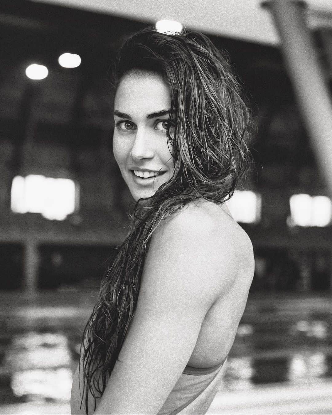 ズザンナ・ヤカボスのインスタグラム：「find joy in the ordinary ✨ . . . . . #swim #swimming #swimmer #sport #fit #training #practice #swimmingpool #water #swimmerslife #pooldeck #pool #getfit #getfitstayfit #healthylifestyle #bikini #swimwear #swimsuit #workout #workoutmotivation #workoutroutine #getitdone #smile #smileeveryday #mondaymood #mondaymotivation」